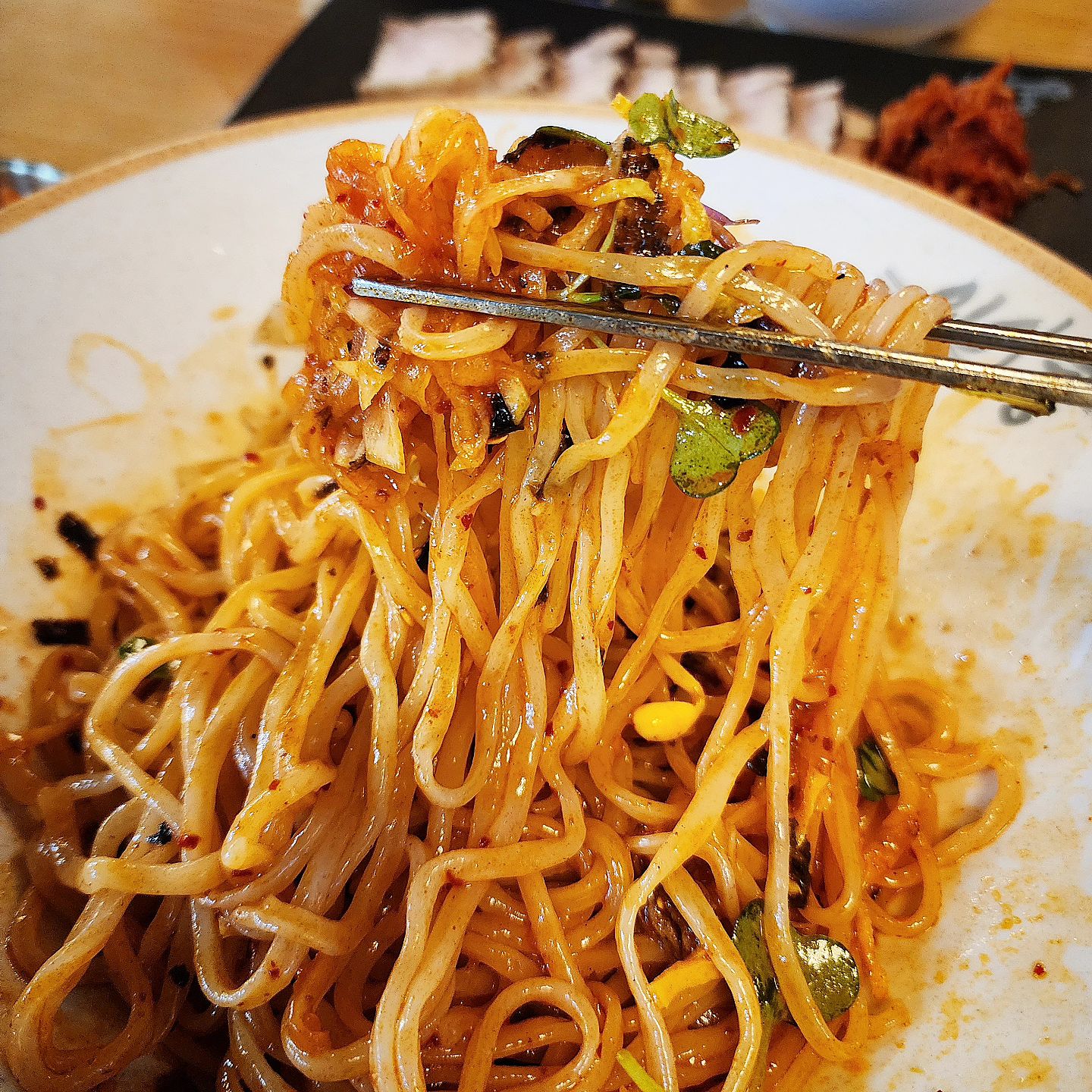 #협찬 #리뷰노트 #민락맛집 #인사동칼국수 

인테리어가 깔끔하고 아이와 방문하기 좋은 인사동 칼국수 민락점🔅

깔끔한 사골국물에 칼국수를 해주는곳!
인사동 칼국수 메인은! 사골 칼국수

오늘은 비빔칼국수가 땡겨서~ 
비빔칼국수+수육 세트
튀김만두 주문을 했어요~

밥과 면이리필이 가능해서! 모자르면
밥은 셀프바에서! 면은 주문하시면 리필가능

우리 아들은! 튀김만두가 맛있다며 밥한공기 뚝딱하고! 

저는 비빔칼국수에 수육얹어서 냠냠~

자극적이지 않아 맛있고 튀김만두속도 꽉차있어요~~ 배부르게 먹을수 있는곳~

칼국수에 👉튀김만두는 꼭 시켜 드세요~

🌈인사동칼국수 민락점
경기 의정부시 오목로225번길 157 폴리프라자 3차. 203호
✔️지하주차장 가능

 #의정부칼국수 #민락칼국수