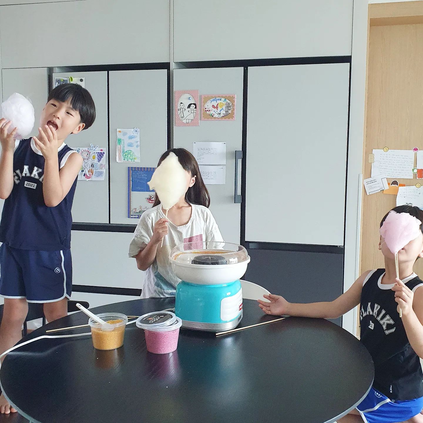 여름방학동안 
꾸준히 재공구 요청 주셨던
솜사탕메이커, 
주말 특별한 가격으로 준비했어요😊
.
이탈리아 가전브랜드
아리에떼 솜사탕 메이커는 심플하면서도 
기능적인 부분이 돋보이는 제품입니다.
예열시간이 짧고,버튼하나로 작동되며
설탕 한스푼으로 커다란 솜사탕을 만들 수 있어 
아이들도 안전하고,즐겁게 만들 수 있어요
.
지난 공구때에는 메이커에 설탕이 포함된 
단일옵션으로 오픈했는데 이번에는
다양한 맛의 설탕을 직접 선택해 
구매하실 수 있도록 더 좋은 가격으로 구성했으니
고민하셨던 분들은 이번 기회에 하나
마련하셔도 좋을것 같습니다.
.
남은 여름방학 아이들과
즐거운 추억 만드세요^^
자세한 내용은 프로필 링크에서 확인해주세요
.
.
#공구오픈#솜사탕#솜사탕메이커#솜사탕만들기
