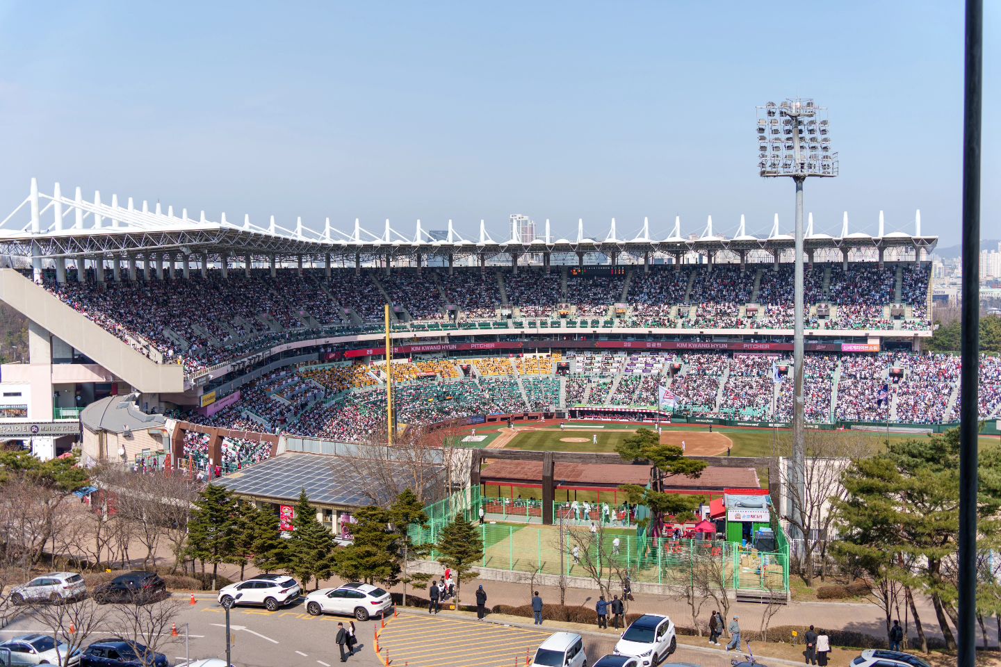 #문학구장
결혼식장 갔다가
발코니에서 구경한
#SSG랜더스 #개막전
#야알못 이라서
누가 누군지는 모름
현장감은 재밌어보이네