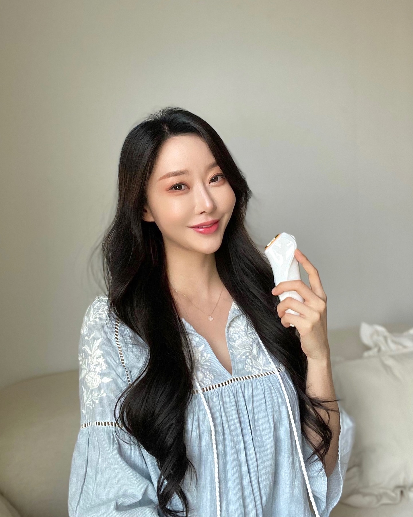 #광고 

주블리들 요즘 피부관리 어떻게 해? 
🚀는 해변 투어, 풀파티 등 요즘 들어 야외행사를 많이 하다 보니까 피부가 건조해지고 새카맣게 탔엉 ㅠㅠ 

그래서 24년 연혁의 홈케어 뷰티 디바이스 브랜드인 바나브에서 만든 핫앤쿨스킨핏으로 열심히 홈케어중! 
바나브는 메이크업아티스트, 연예인, 인플루언서들이 실제로 애용하는 브랜드인데 국내에서 제조부터 디자인, 개발, 유통 A/S까지 담당하고 있어 믿을 수 있고 소통이 빠르다는 점도 너무 마음에 들어~ 

핫앤쿨스킨핏은 미세진동과 쿨링/히팅 케어로, 피부를 건강하게 관리할 수 있는 뷰티 디바이스인데 인체 친화적인 소재인 티타늄 헤드가 장착되어 있어~ 
정상 피부온도 31도를 지키기 위해, 쿨링 케어, 히팅 케어, 바디 관리까지 냉온 관리로 건강한 피부온도를 유지하는데 큰 도움이 돼 

혹시 아침에 눈가,얼굴 등 부었을 때 아직도 숫가락 얼려서 사용해? 
핫앤쿨스킨핏이면 쿨링모드로 마사지 쌉가능💕

#바나브 #vanav #핫앤쿨스킨핏 #뷰티디바이스 #얼굴마사지기 #홈케어기기 #홈케어 #피부관리기 #모공관리 #미용기기 #쿨링마사지기 #온열마사지기 #피부관리 #냉온마사지 #온냉마사지 #beauty #homebeauty #beautydevice #kbeauty