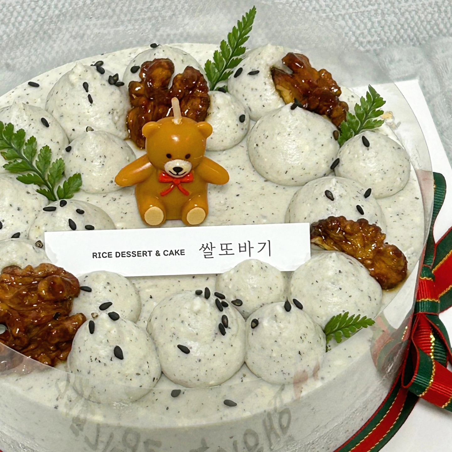 꼬숩고 쫀득한 주문제작 쌀떡케이크는🎂
남산동 #쌀또바기

금정구 끝자락에서 발견한 소듕하고 귀한 떡케이크 집 발견..💕

흑임자 떡케이크 1호와 우유크림 도시락 케이크
구움찰떡 세트 주문했어요‼️

케이크는 흑임자스프레드가 떡 중간에 발려져 있고
흑임자 크림이 덮혀져 있는데 확실히 떡이어서 그런지
식감이 쫀득하고 덜 달아서 부드럽고 달달한 크림과 궁합이 좋았어요🥰
 
구움찰떡은 흑임자&단호박 맛으로 주문했는데
식감이 말랑쫀득하고 맛이 진하게 나서 
자꾸자꾸 먹고싶더라구욧❣️

케이크 맛과 선물 구성을 고민했었는데
너무나 친절하게 답변해주셨고 
픽업 시간 조정도 해주셔서 감동...🥺

디자인도 패키징도 맛도 친절도 
뭐 하나 만족하지 않은게 없었던 곳이라
재주문 재방문 의사 너무너무 있습니닷🩷

생일 케이크, 지인&아이들 간식 선물,
기념일&명절 답례품 고민이시라면 여기
추천드려요👍

📍쌀또바기 ssalddobagi
부산 금정구 팔송로7번길 61-2 1층

🏷 100% 주문제작
문의는 카카오톡 채널
.
.
.
#떡집#떡집맛집#떡케이크#주문제작케이크#흑임자케이크#떡맛집#떡공방#남산동떡집#금정구떡집#금정구간식#부산떡집#간식스타그램#도시락케이크#떡케이크주문#퓨전떡#퓨전떡케이크