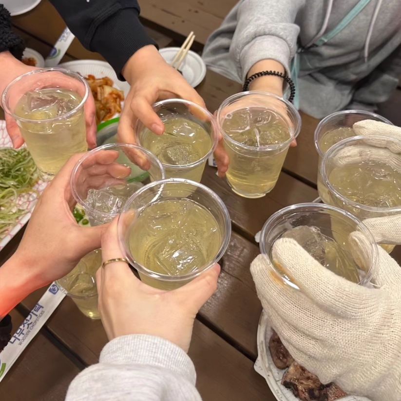 너무나 재밌는 배드민턴 제1회MT!!!
게임도 준비해서 하고 맛있는것도 먹고 하루가 너무 빨리갔다🥺
새벽까지 놀아서 다음날 뻗음🤣

#배드민턴동호회#배드민턴모임#첫여행#술파티#고기파티#게임#레크레이션#재밌는놀이#밤새놀기#재밌다