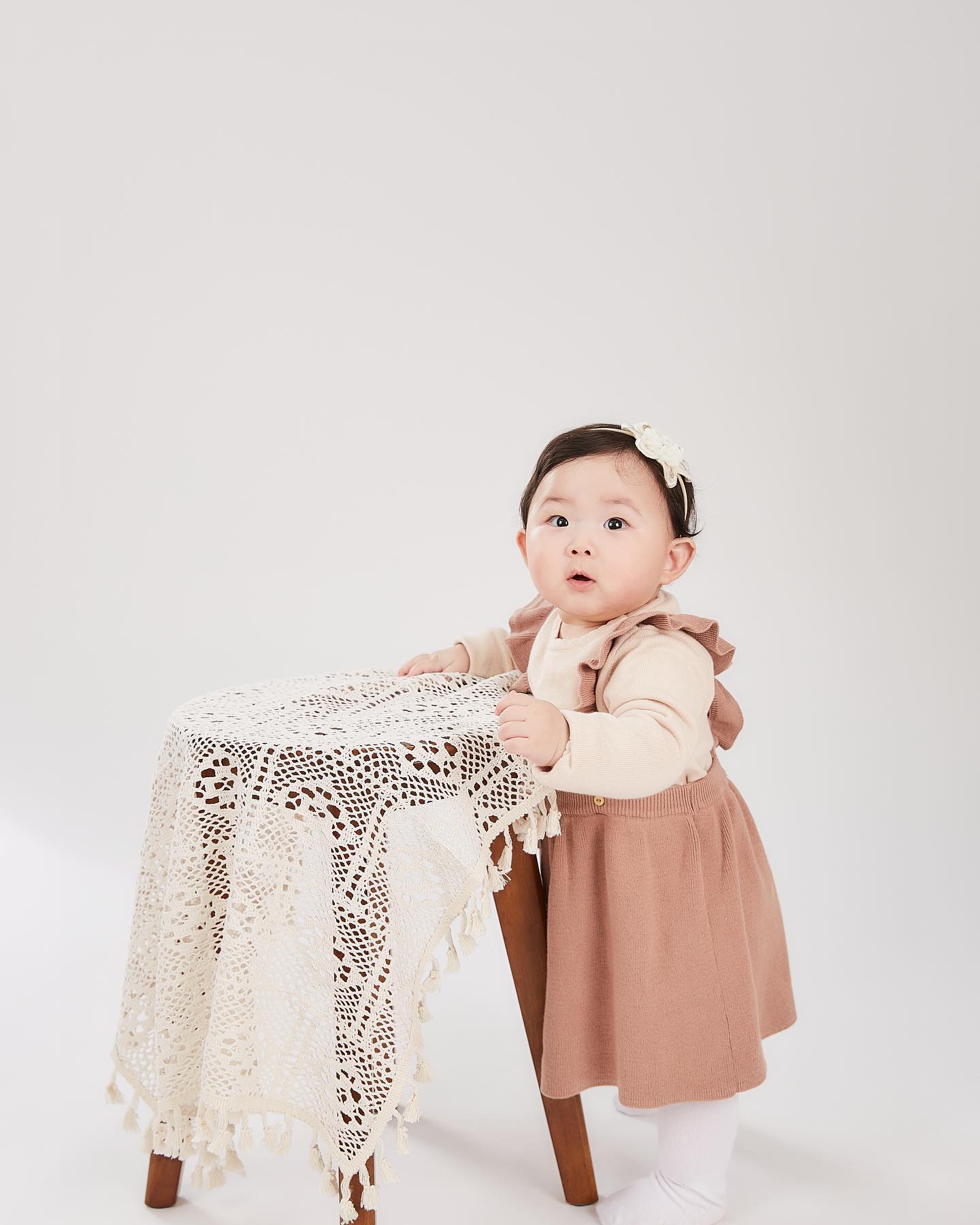 너무 오랜만 피드!! ✨
사랑둥이 나연이가 벌써 
첫 생일이 다가 오고 있다 🎂
크게 아프지 않고 잘 크고 있어서 
감사함❤️ 진짜 작은 아가였는데 이젠 엄마 아빠 맘마도 하고 잘 웃어주기도 하고 웃기기도 하고 더욱더 잘 웃고 엄마 아빠 초원이랑 행복하자❤️