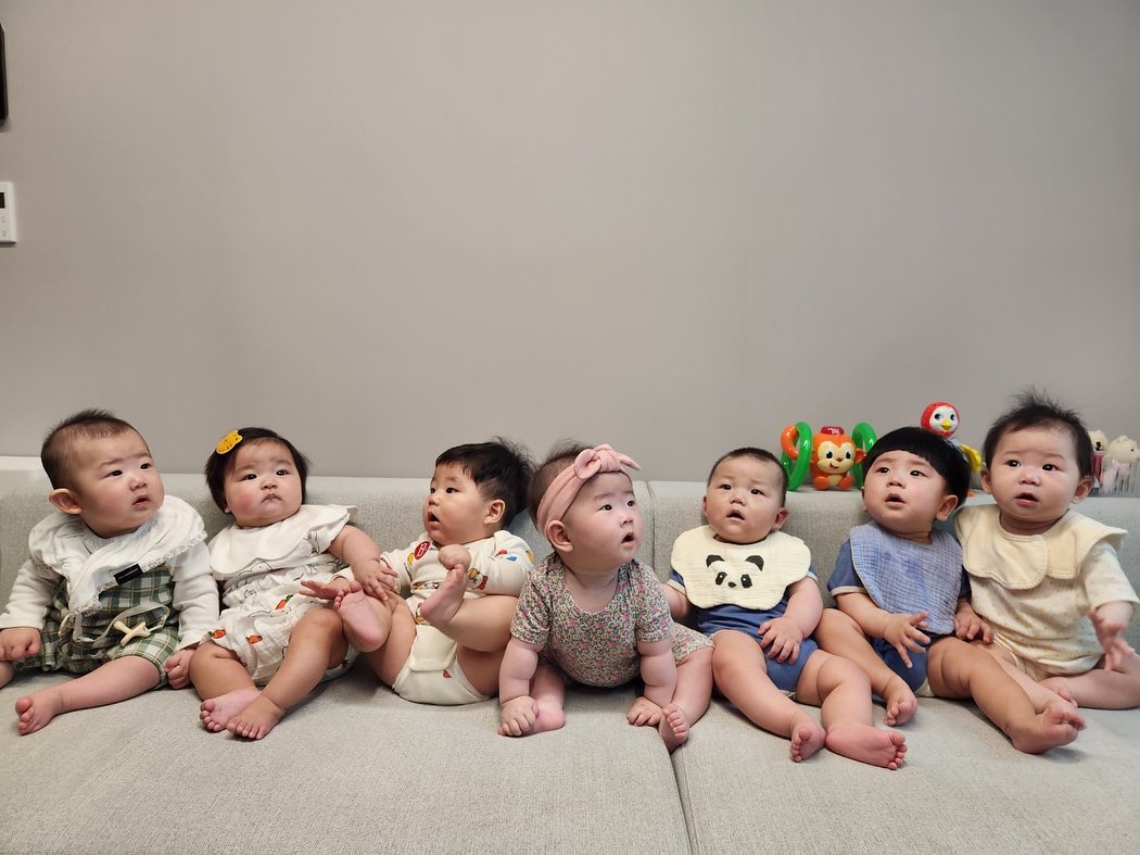 👶🏻 인생180일차 : 지우공주네

친구들이랑 지우네 놀러갔어요. 간만에 완전체!! 
뚜호는 우르르까꿍에 또 울었구요.. 
매번 얘만 울어요.. 대체 왜우는지 알 수없음ㅋㅋ

쓰러지는 연우를 받쳐주는 듬직한 뚜호인데
표정은 떨떠름한것 같아요😂

이유식도 묽은건 잘먹으니 질감upup!!!

집에 두릅이 많이들어와서 전도 해먹고 데쳐먹고
와구와구 해치웠지요~~ 봄에 나물이 많아서 좋네요
먼가 강제 다이어트하는 너낌(?)