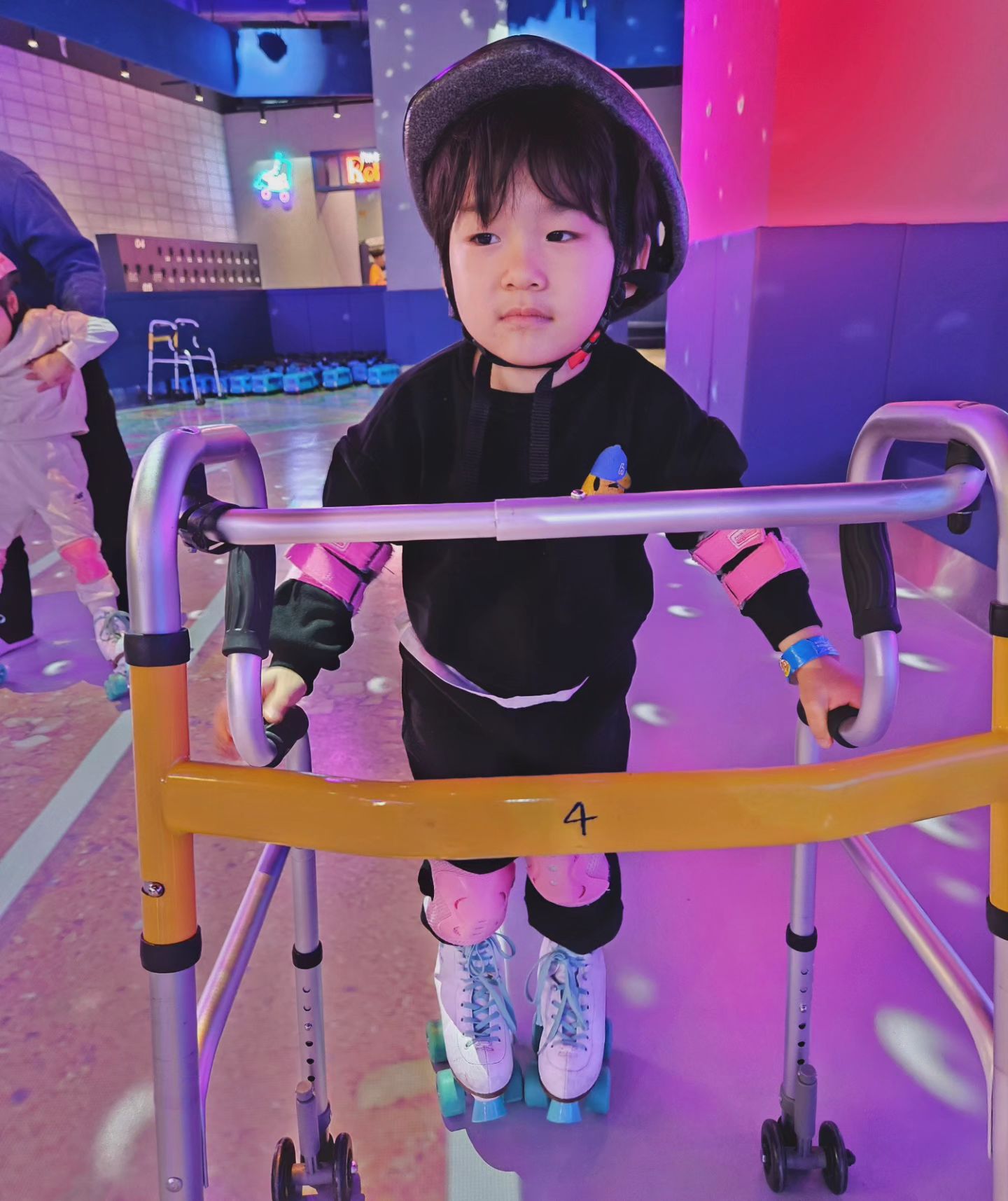 #뽀로로테마파크

저 롤러로 정강이 20번은 까인듯 😭 
대박아포 ㅋㅋㅋㅋㅋ
1년만 더 있다가 타러가자아~~
다리에 멍예약이요
키즈카페 오픈런 힘들오😪😴