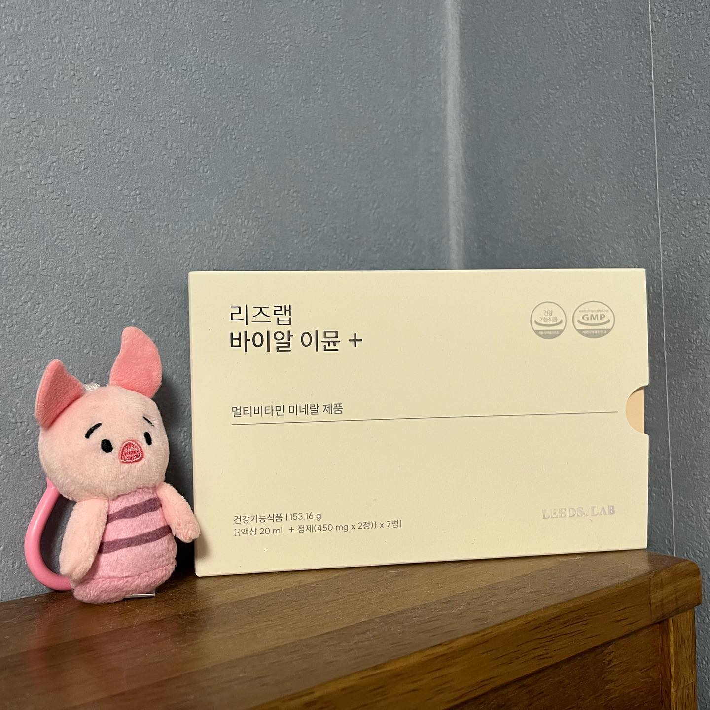 #협찬 #리즈랩 #리즈랩바이알이뮨플러스 #바이알이뮨플러스 #국내최초 #국내최다 #이민정 #이민정비타민 #골프비타민 #골프필수템 #라운딩필수템 #골프선물 #운동비타민 #올인원비타민 #종합비타민 #비타민추천 #프리미엄비타민 #면역력영양제 #멀티비타민 #멀티비타민추천 #건강기능식품추천 #비타민선물

leedslab.official 

이뮨 비타민 추천템💕
리즈랩 바이알 이뮨 플러스

국내 최초, 최다 22종 영양소 함유 언급 필수, 기존 19종 영양소보다 비타민B2,비타민B12,마그네슘 이렇게 3가지 영양소가 더 함유되어 총 22종 영양소 함유로 업그레이드 되었어요👍🏻

영양소는 더 함유되었지만 정제크기는 커지지 않고 그대로라 리즈랩의 기술력이 녹여져 있답니다🫶🏻

이민정님이 광고모델로 계시고 감각적인 톤온톤의 디자인, 내부 단상자 정면에 섭취한 날을 까먹지 않게 체크 가능한 센스있는 캘린더 디테일, 고급스러운 패키지로 선물하기 너무 좋아요💝