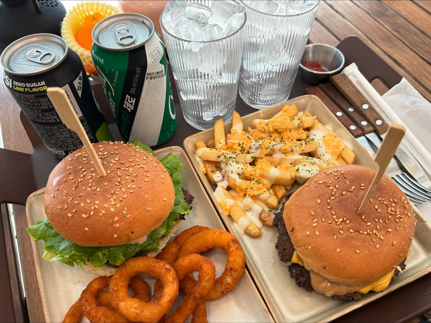 #원더버거 #수유맛집 #수유데이트 #수유햄버거 #수유버거 #수유역맛집 #수유수제버거 #수제버거 #수제버거맛집 #수유역 

수제버거가 맛있던 원더버거〰️〰️🙆🏻‍♀️

#클래식버거 는 무난무난
땅콩버터베이스인 pbj #더블치즈버거 먹었는데욥
pbj버거 진짜 맛있듬... 🫣
근데 먹다보니 느끼해서
피클이나 무 같은거 있었음 좋겠드라구유?😵‍💫

그래도 여긴 자리도 아늑하고
맛있기때문에 다시 갈만 하다ㅎㅎ
치즈 감튀랑 양파링 사이드도👏🏻👏🏻