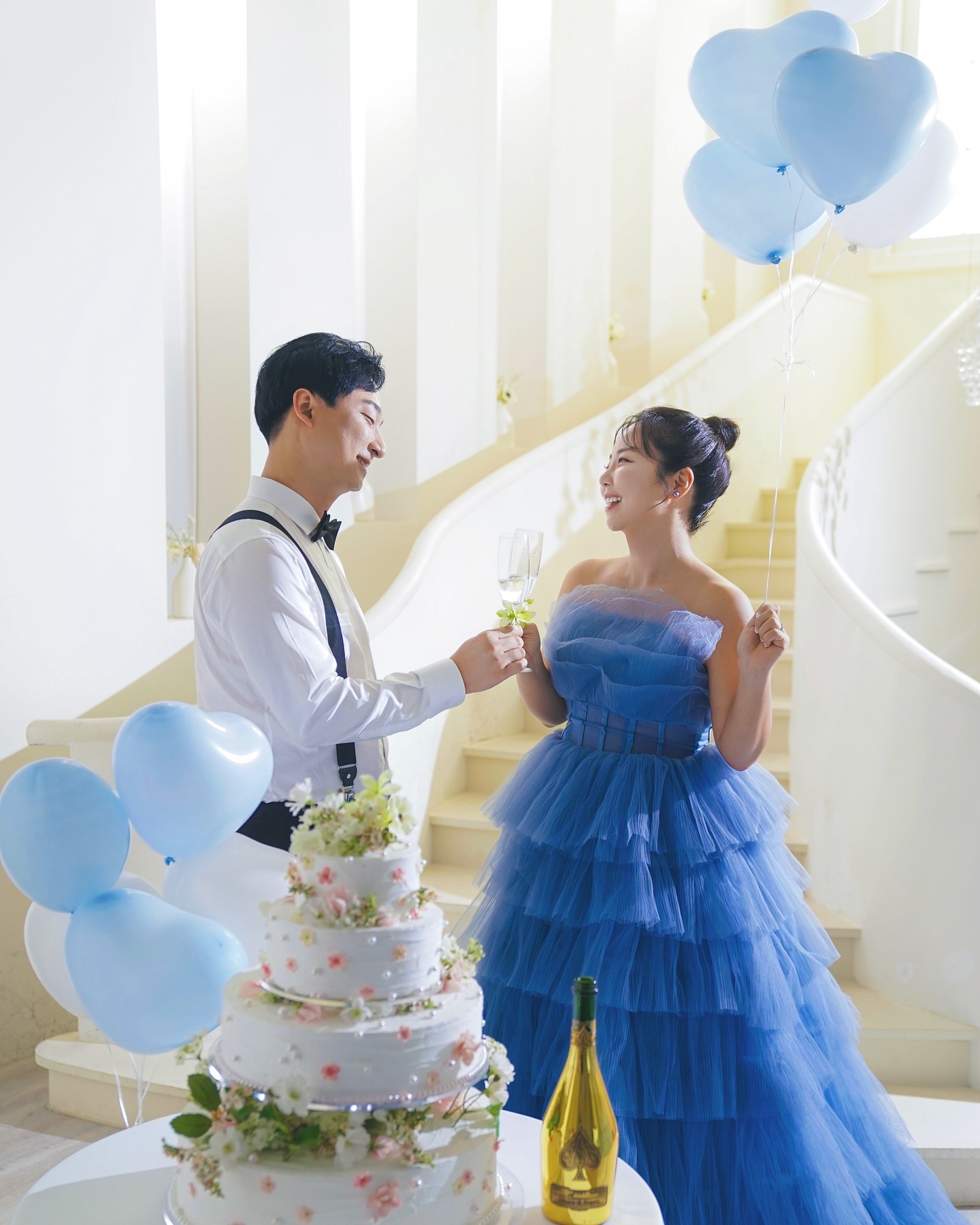 #내돈내산 대만족 후기! eya_balloon 🎈

사진 욕심이 워낙많은 1인이라 
#웨딩풍선장식 무조건 하고 싶었는데 
컬러 드레스에 맞춰서 일주일전에 상담하고 
촬영 당일날 퀵으로 받았답니당 >.< 

드레스마다 색상 맞춰서 풍선 들어주면 너무 귀엽고 예쁘죠!

1:1제작 문구 색상 변경 가능하고 
남양주, 의정부, 구리 근처 분들은 
매장픽업 가능합니다! 

택배나 퀵은 최소 2~3일전 말씀해주셔야 해요!!

저는 청담동에 있는 스튜디오로 도착했는데 
풍선 한개도 안터지고 너무 예쁘게 잘 도착해서 
모든분들이 어디서 주문했냐고 다 감탄했어요 헤헤 😇

특별한 #결혼사진 남기고 싶으시다면
#웨딩풍선 진짜 강추입니당!!! 💙
  #브라이덜샤워풍선 #브라이덜샤워꽃 #웨딩촬영소품 #의정부브라이덜샤워 #잠실브라이덜샤워 #남양주브라이덜샤워 #구리브라이덜샤워  #이야벌룬파티 #수에비뉴스튜디오