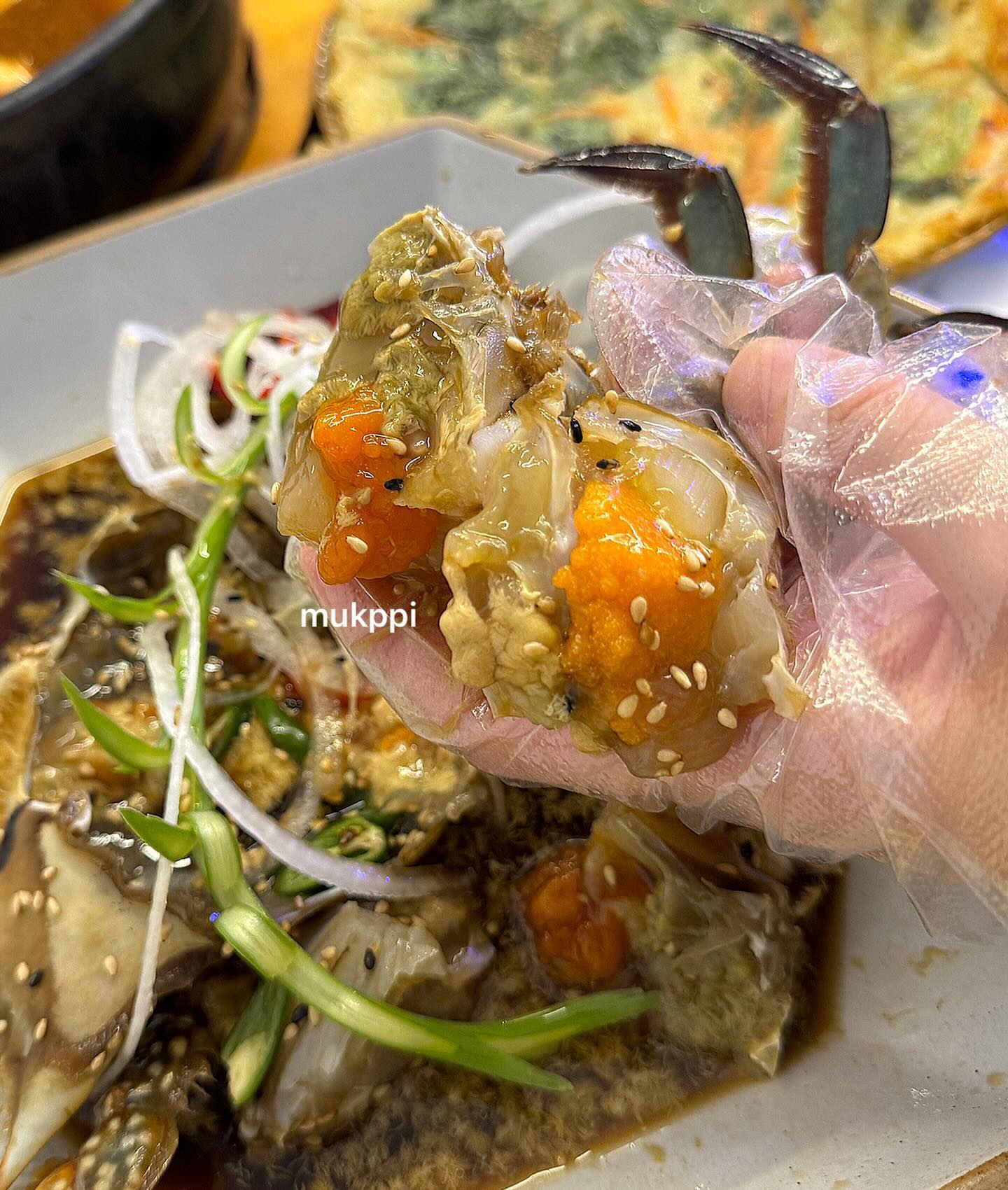 리얼 밥도둑 #대구게장맛집 서해게장집 🦀🦀

서해 연평도에서 잡아 올린 알배기 암꽃게로 만들어
알이 가득가득! 몸에 좋은 핑크빛 홍국쌀로 만든 밥
얹어 비벼먹으면 딱 맛도리 밥 두공기 뚝딱🤍

짜지 않고, 감칠맛 팡팡 터지는 게장과 해산물 
가득넣어 깊고 진한 된장찌게는 그저 사랑이죠

알배기, 양념게장, 연어 장, 전복장, 어리굴젓으로
스페셜하게 즐겨도 좋고! 알배기 꽃게장 정식으로
든든하게 맛볼 수 있는 #서해게장집 🤤

앞으로 게장은 여기로 정착이다‼️
📍대구광역시 수성구 달구벌대로 480길 28 1층
⏰영업시간 11:30-22:00
브레이크 타임 15:00-17:00
라스트 오더 21:30
​
#대구간장게장 #대구양념게장 #수성구게장
#대구게장맛집 #대구꽃게장맛집  #범어네거리점심
#대구범어역점심 #범어먹거리타운맛집 #서해게장집