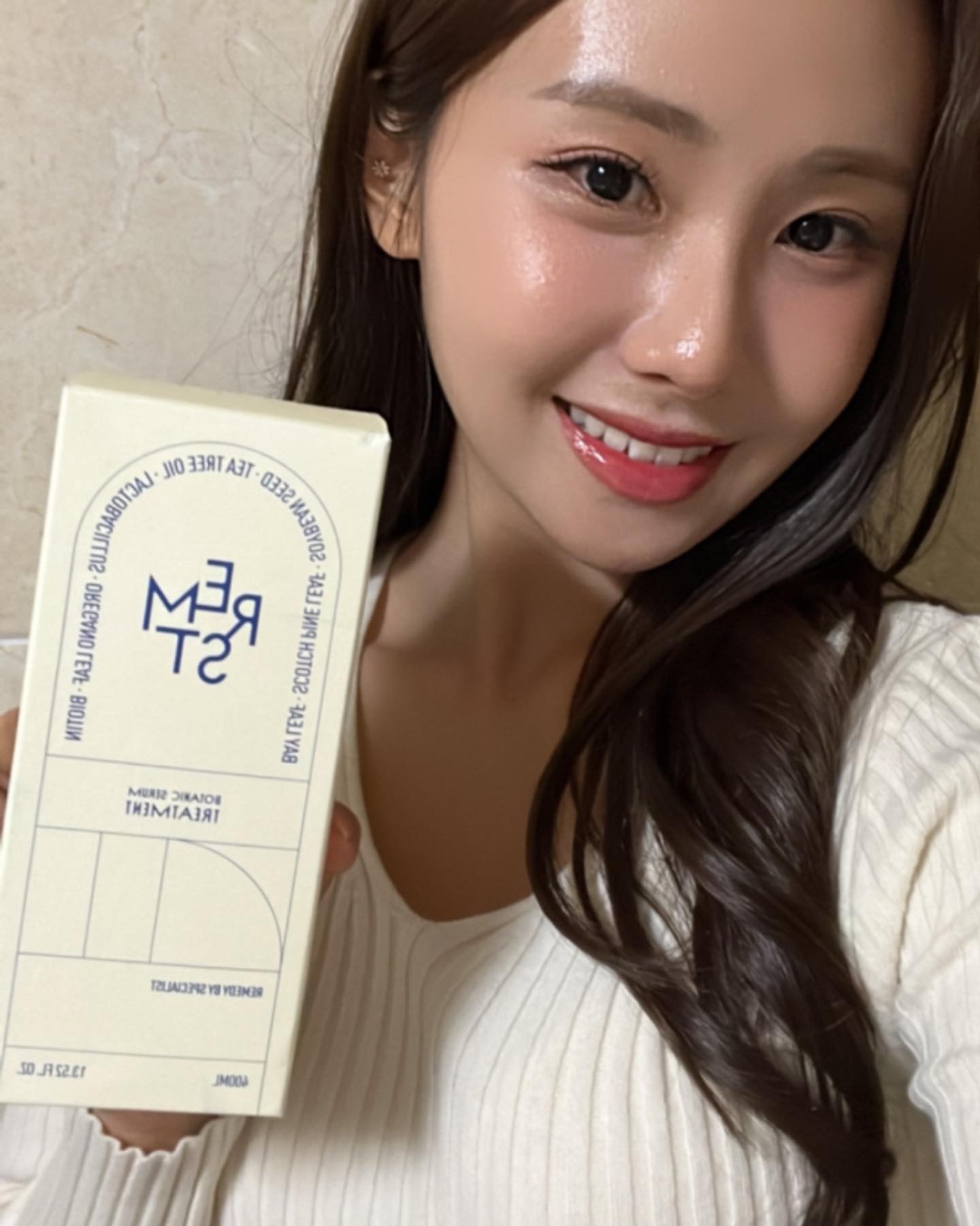 #협찬 #67회미스코리아선발대회 
특별한 선물이 필요하다면? 
비건, 트렌디한 패키징, 최고의 성분과 성능을 모두 갖춘 remst_official 헤어 패키지를 소개합니다❣️
.
✔️향수 급의 고급스러운 향과 스타일리시한 무드, 스타일리시 비건
✔️80% 고보습성분으로 채운 세럼 트리트먼트는 두피까지 적용 가능하여, 모발의 부드러움과 함께 두피를 건강까지 관리 
✔️드라이 만으로도 뿌리의 볼륨이 살아나 쉽게 스타일링을 연출 가능
✔️무실리콘, 저자극테스트, 탈모완화 기능성 완료 등 인증과 임상으로 검증 된 두피 & 모발 개선 효과
.
#렘스트 #REMST #선물추천 #볼륨샴푸추천 #퍼퓸샴푸추천 #두피탄력샴푸 #탈모샴푸추천 #실리콘프리 #비건샴푸추천 #스타일링샴푸 #볼륨컨디셔너