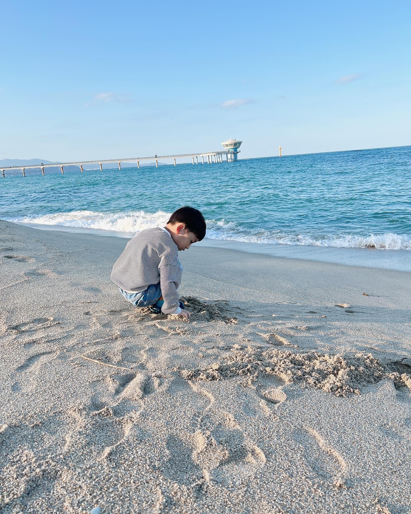 #울진
국립해양과학관 관람 후 바닷가로~
너무 오랜만에 간 바다라서 더 행복했지?
날씨만 덜 추웠으면 딱이였는데 조금 아쉽😭

너희만 좋으면 엄만 그걸로 만족해♥️