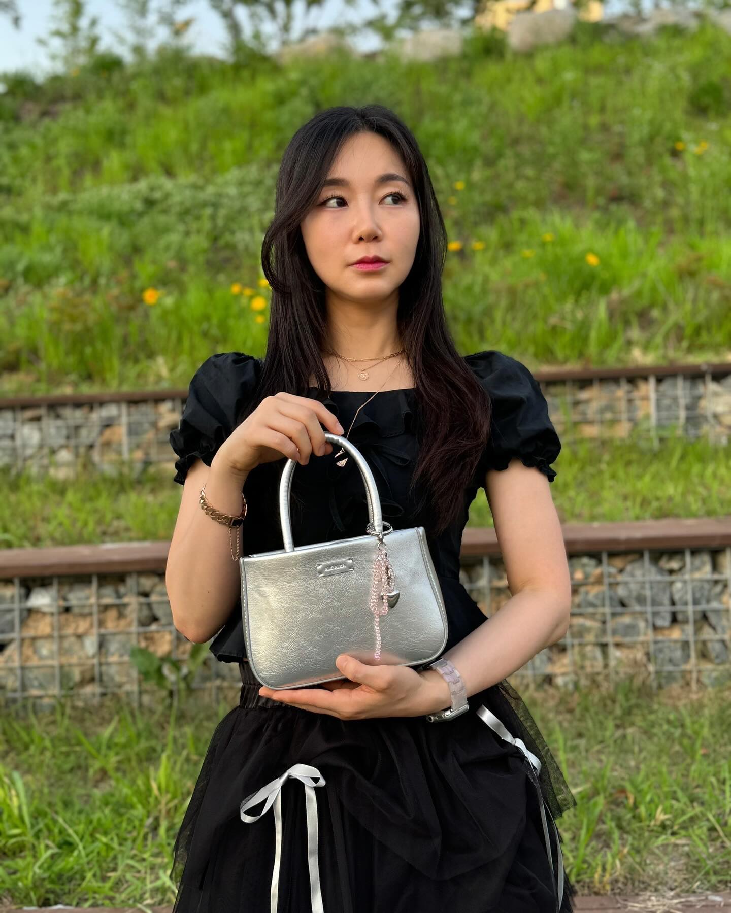 #협찬 alki_alka

오늘은 가방에 주목해주세요! 
제가 착용한 알키알카 실버백은요, 사이즈는 자그마한데 수납공간이 야무지게 구성되어 실용도👍🏻 함께 받은 키링도 블링블링 너무 예뻐여🎀
실버백은 유행을 안탄다고 하니 고민중이시라면 소장하세요! 당장🫶🏻 다른 컬러도 있어요😉

우리 퇴근을 향해 금요일 열심히 달려보아요🏃🏻‍♀️🐎

#알키알카 #alkialka