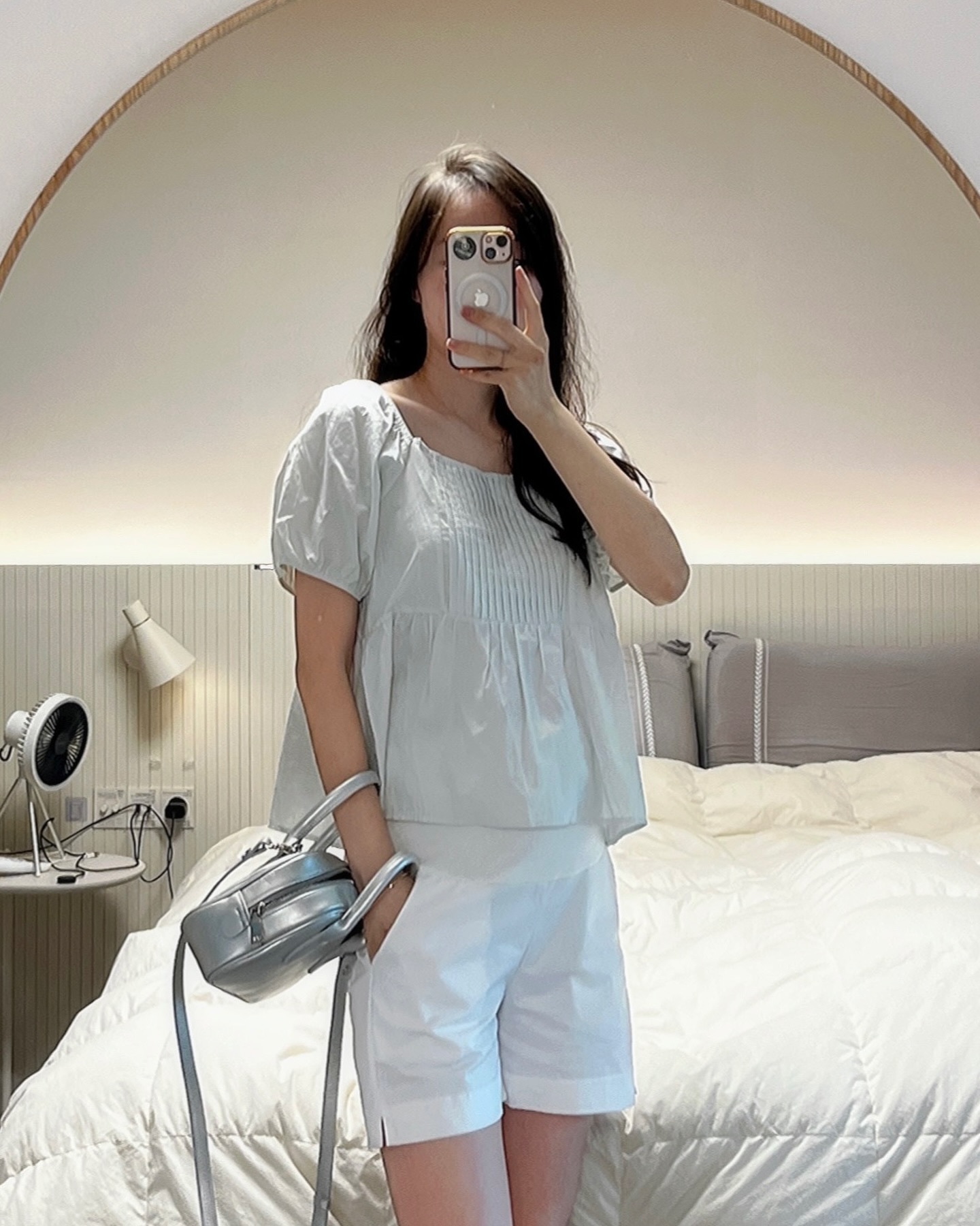 오늘은 컨디션 좋은 날 🫧

평소보다 좀 덜 피곤해요 
임신하고 밤에 3,4번 이상 깨는 바람에
항상 아침에 찌부둥했는데
왠일로 어제는 거의 안 깬 거 같아요🫶

아침부터 아가용품 쇼핑 갔다가 
마라탕 먹을 예정입니다

오늘도 무덥다고 하니
시원한 거 드셔요 🩵

#여름데일리코디 #여름블라우스 #오오티디일상 #임부복바지 #임산부데일리룩 #임산부코디 #임산부패션 #27w #7개월임산부 #임산부일상