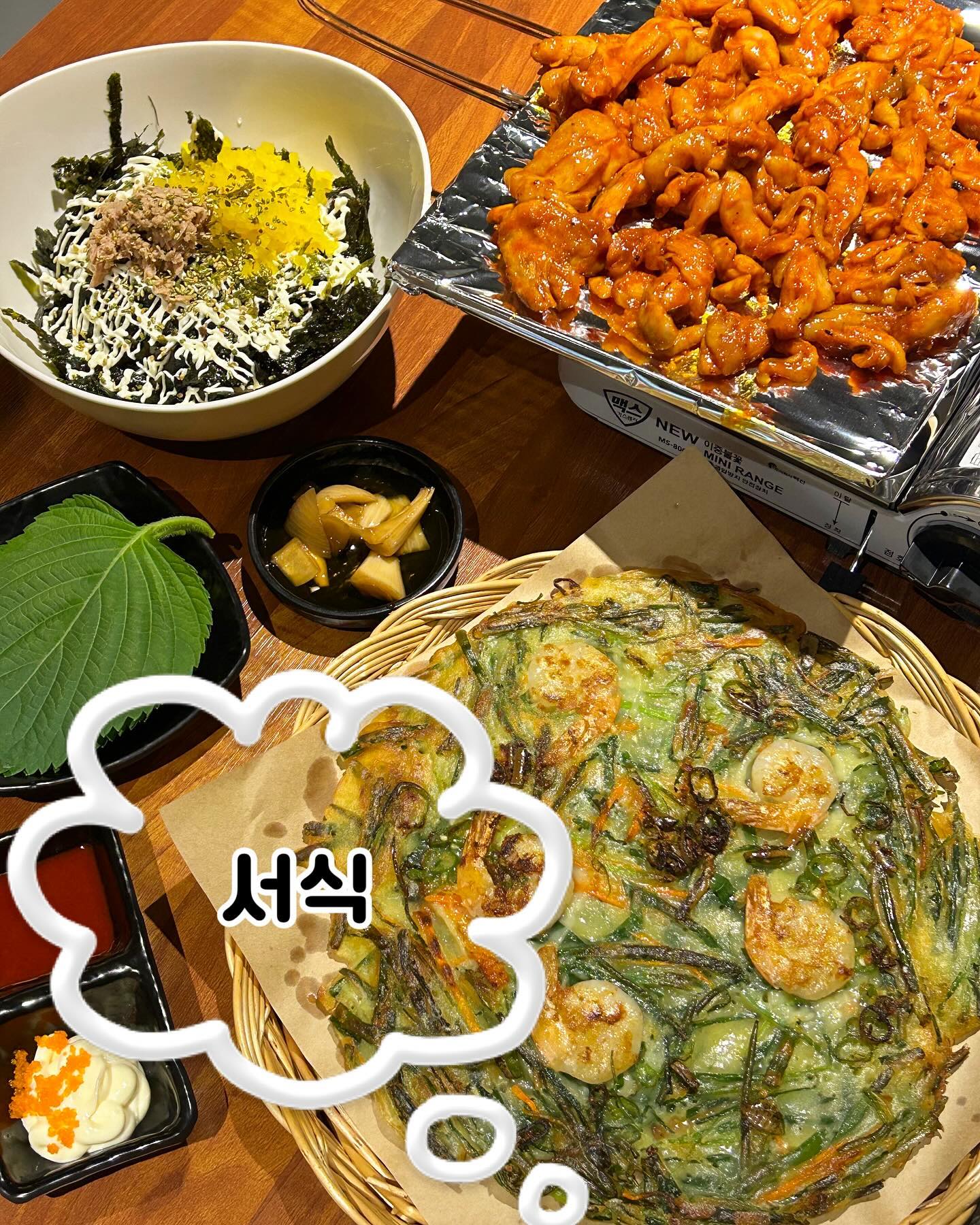 🐽 #쌍촌동 #서식 

쌍촌동 신상 한식주점 서식 다녀왔어요!

일단 꾀돌이 먹으며 본메뉴 기다림 히히
세트2번인 숯불메뉴+새우부추전+주먹밥 선택! 숯불구이는 닭, 닭발, 삼겹중에 고를 수 있는데 닭을 골랐어요. 닭 고르길 잘한듯,, 불맛나는 매콤한 양념과 잘 어울림 👏👏 매울땐 마요네즈 찍어서 깻잎쌈싸주고 주먹밥까지 한입 냠 해주면 최고~
부추전도 크기 커서 일차합격! 양파장아찌랑 먹어주니 바삭바삭 더 맛있어요 🫶

쌍촌동 한식안주 가득! 안주맛집으로 인정 ~* 

๑ 숯불메뉴+부추전+주먹밥 37,000

🐽 #포동광주 #광주맛집 #광주술집 #쌍촌동술집 #상무지구술집
