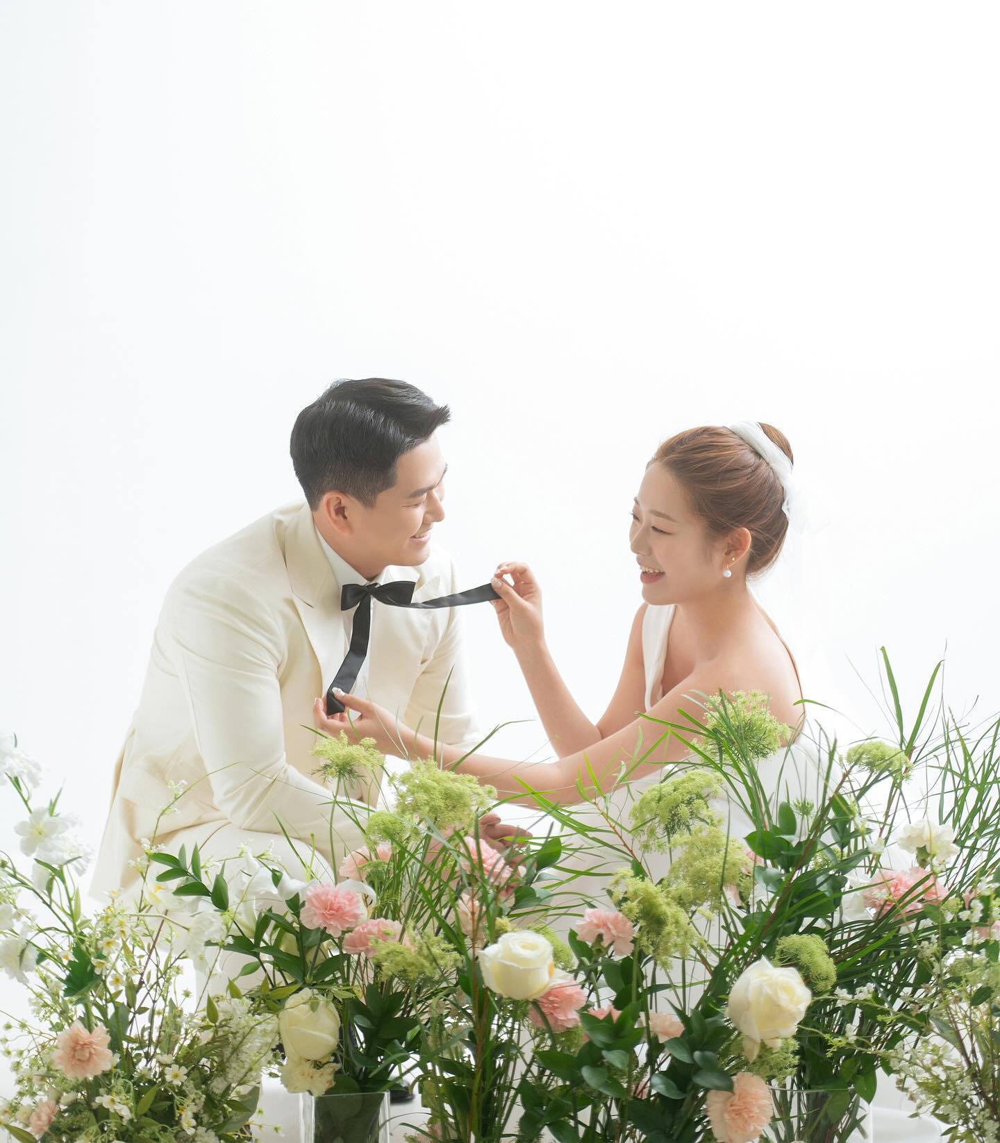 .
결혼식 하루 전인데 아직까지 실감안나는...노래도하고 헬퍼도 하는 김졔입니닷..👰🏻‍♀️

성우오빠를 만나고 저와 서로 일도 잘 풀리고, 주변에 좋은 일이 많이 생겼어요. 물론 갑작스러운 어려움도 찾아오고 했지만 저도 꿋꿋하게 열심히 임하고, 오빠가 잘 이끌어 준 덕분에 해결한 일도 많고, 김지혜 이렇게 결혼도 하고..! 인생진짜 모르는일..ㅋㅋㅋ 저는 결혼 안하고 혼자 살 줄 알았는데 이렇게 알다가도 모를 때  오빠가 뿅하고 나타나주어서 둘이 힘을 합쳐서 앞으로 살아갈 날이 매우 기대가 됩니다!
 
그리고 좋은 사람들이 많이 제 곁에 계셔주셔서 이렇게 축하를 많이 받을 수 있다고 생각도 하구요🙇🏼‍♀️ 참 감사한 일인것 같아요! 결혼을 기점으로 다시 원래 일상으로 금방 돌아가겠지만 나와 다른 한 사람과 같이하는 인생을 다짐하는 시간이 될테니까 감회가 남달라요! 더 열심히 살 수 있을 것 같고, 힘도 더 나네요! 낼 예뿌게 하고 만나요...아무도 울지 말기...🥹그리고 나도...

축하해주신 만큼 예쁘게 잘 살겠습니다! 

그리고 마지막으로 제일 중요한 나의 성우에게 엄청엄청 고맙다는 말을 남기면서 내일 잘 해보자고 잘 살아보자고 말하고 싶어용..🧸 최성우 고맙고 사랑하고 건강하고 행복하쟈!

나 잘 부탁해 :) 
#예비신부하루전날