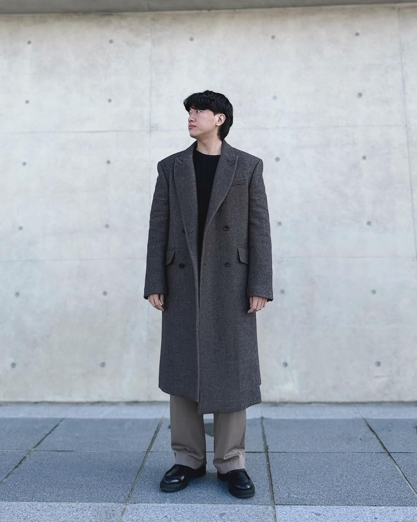 송지오옴므 어시메트릭 더블 코트🧥
코트 밑단 어시메트릭 기장감이 포인트에요
각 잡힌 어깨와 스트레이트핏이 이쁩니다😎😎
.
.
.
Coat: songzio_official 
Knit: poloralphlauren 
Pants: musinsa.official 
Shoes: prada