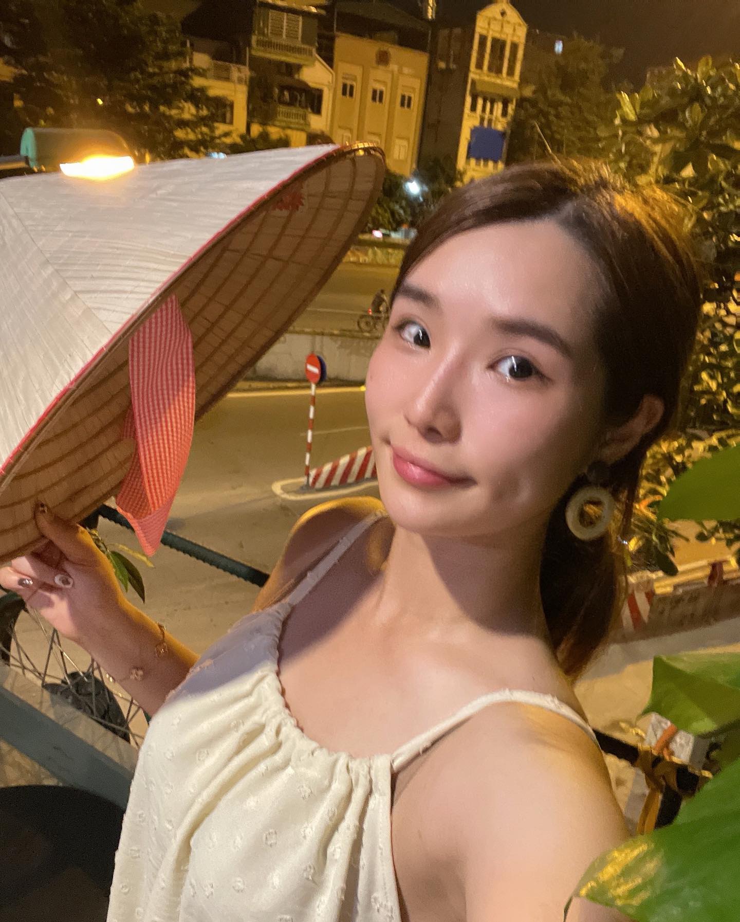 #따뜻한나라 에서는 하나만 걸치는 원피스가 최고아닌가요?!!
✔️블랙/아이보리 2color 있구요 가볍구 편하구 이쁘고 😏💛👍

그리고 #네일아트 #패디아트 어때요?!!!!! 

‼️여러분 벳남 가면 네일&패디 꼭 받기 !!! 왕별표⭐ㅇㅔㅇㅛ#⭐️⭐️⭐️⭐️⭐️ 

언젠간 베트남 가면 체험해보기 최고(?)얘기해드릴께요~

한국에서 아트하면은 네일이던 패디던 그냥 10만원은 넘어 버리잖아요 
이렇게 받으면 못해도 약 20은 나올텐데 
네일+패디 다 해서 한화로 5만원도 안되었다니 최고지 않나요?! (진짜 베트남에서 제일 도파민 올라갔음😂)

✔️네일 하는곳 진짜 많던데 
여기는 시설도 깔끔하고 네일/패디만 전문으로 하는곳이니 저장해놓고 다음여행일정에 추가해서 가성비 최고 받아보세요 🙌

📍TTL (하노이는 2군데 있어요)

/커피는 갬성만 있던곳,, 
맛이 얼음맛^^..우유 왜 안 들어가눈지?!! 
+ 업뎃 네일하러 가야하는데..구1찮…고 인스타 올리기