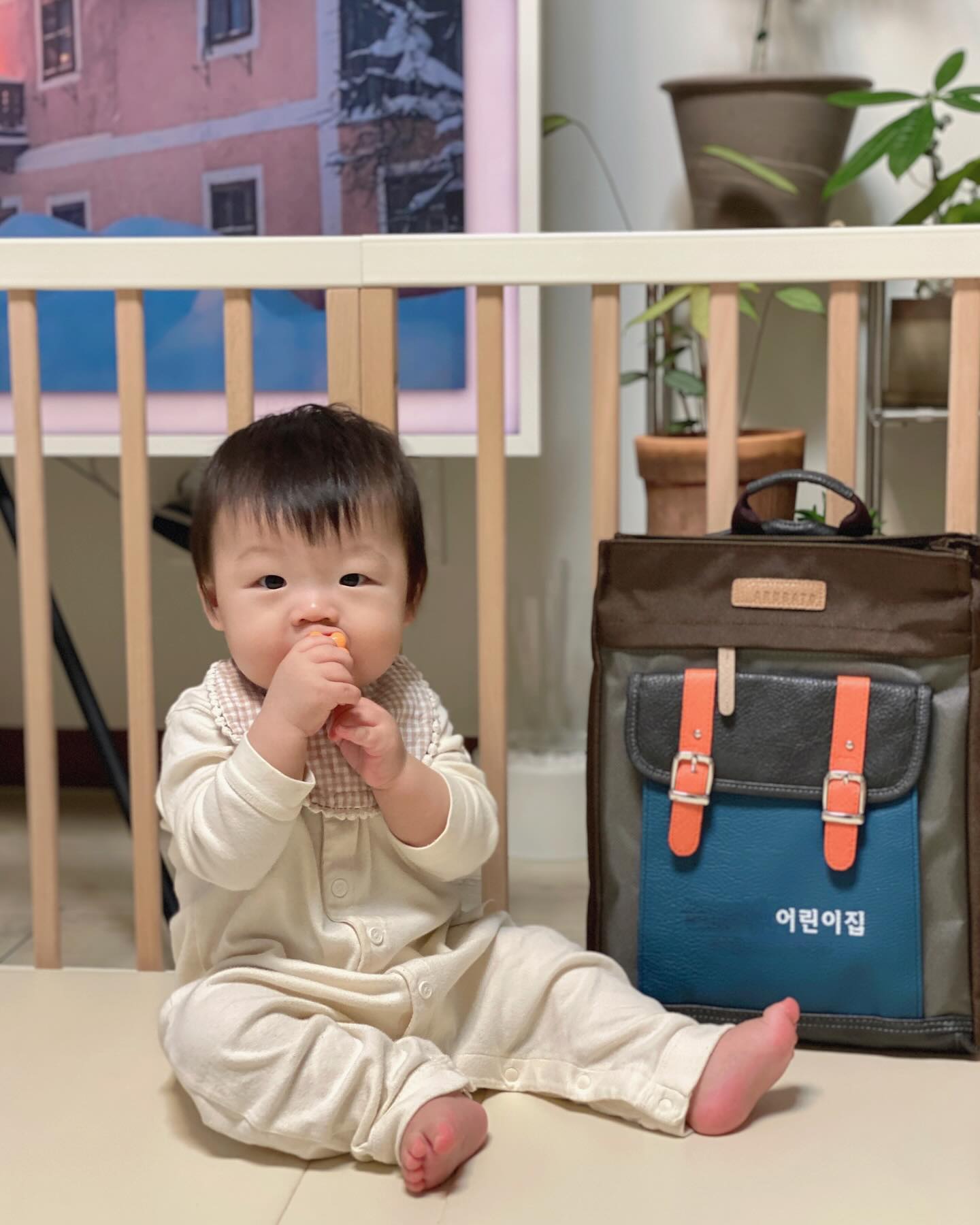 .
D+312

이제 10개월 갓 넘은 우리 도준이
아직 돌도 안지나서 고민이 많았지만,, 
결국 갑니다 어린이집 🏡♥️ 깜찍한 #샘물반어린이 🩵

엄마도 아기도 사회생활 하는게 맞다 판단했고
얼집 선생님들 만나뵙고 오니 조금은 안심이 되었어요!

근데 도준이는 태어나서 황달로 조금 고생한것 외에는
여태 한번도 아팠던 적도 없고, 접종열도 없던 아기인데
어린이집 가면 다들 마니 아프다고 해서
그 부분이 걱정이네요,,😭

곧 얼집 갈 우리 아가들
많이 울지않고 적응 잘 해주길 , 그리고 아프지않길🙏🏻

#10개월아기 #육아기록 #어린이집준비