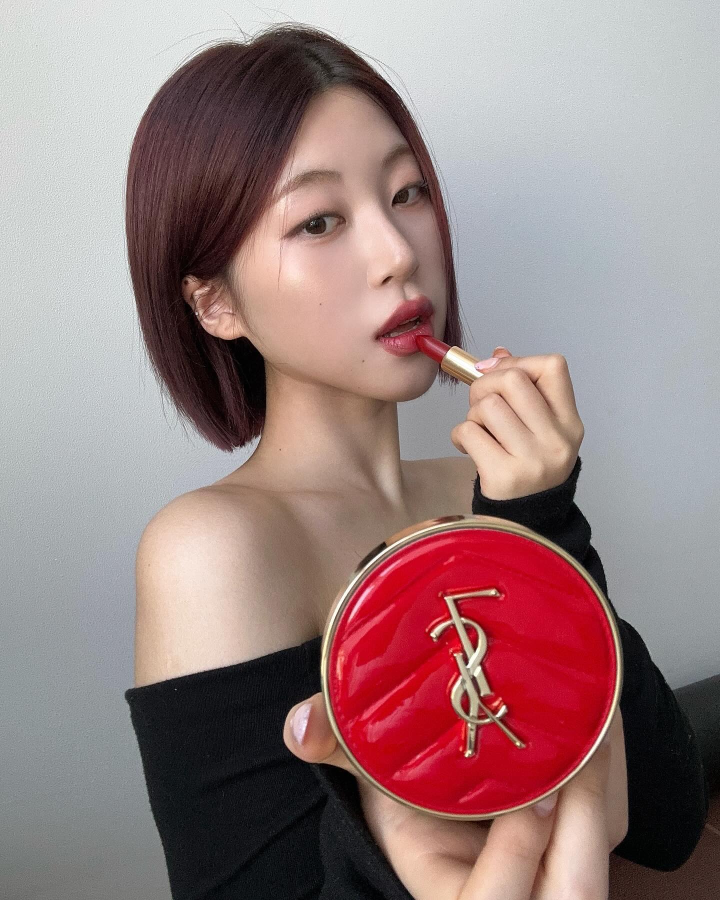 #제품협찬 Valentine‘s Day with yslbeauty 🌹🖤

발렌타인 시즌에만 한정으로 만나볼 수 있는 하나뿐인 컬렉션,
루쥬 쀠르 꾸뛰르와 뚜쉬 에끌라 글로우 팩트 쿠션을 만나보세요🤍

[24. 02. 01 카카오톡 선물하기 선출시ㅣ24. 02. 02 백화점 스토어 공식 출시]

한 번의 터치로 부드럽게 밀착되는 에끌라 쿠션과
피부톤에 상관 없이 바를 수 있는 루쥬 쀠르 꾸뛰르 NM 뉘 뮤즈, 
투명하고 관능적인 레드 색감의 RM 루쥬 뮤즈✨

발렌타인 데이에 특별한 선물 어떠신가요?🌹💄

#입생로랑뷰티 #입생로랑발렌타인컬렉션 #루쥬쀠르꾸뛰르 #입생로랑립스틱 #입생로랑꾸뛰르립스틱 #립스틱 #립스틱추천 #입생로랑쿠션 #발렌타인데이선물
