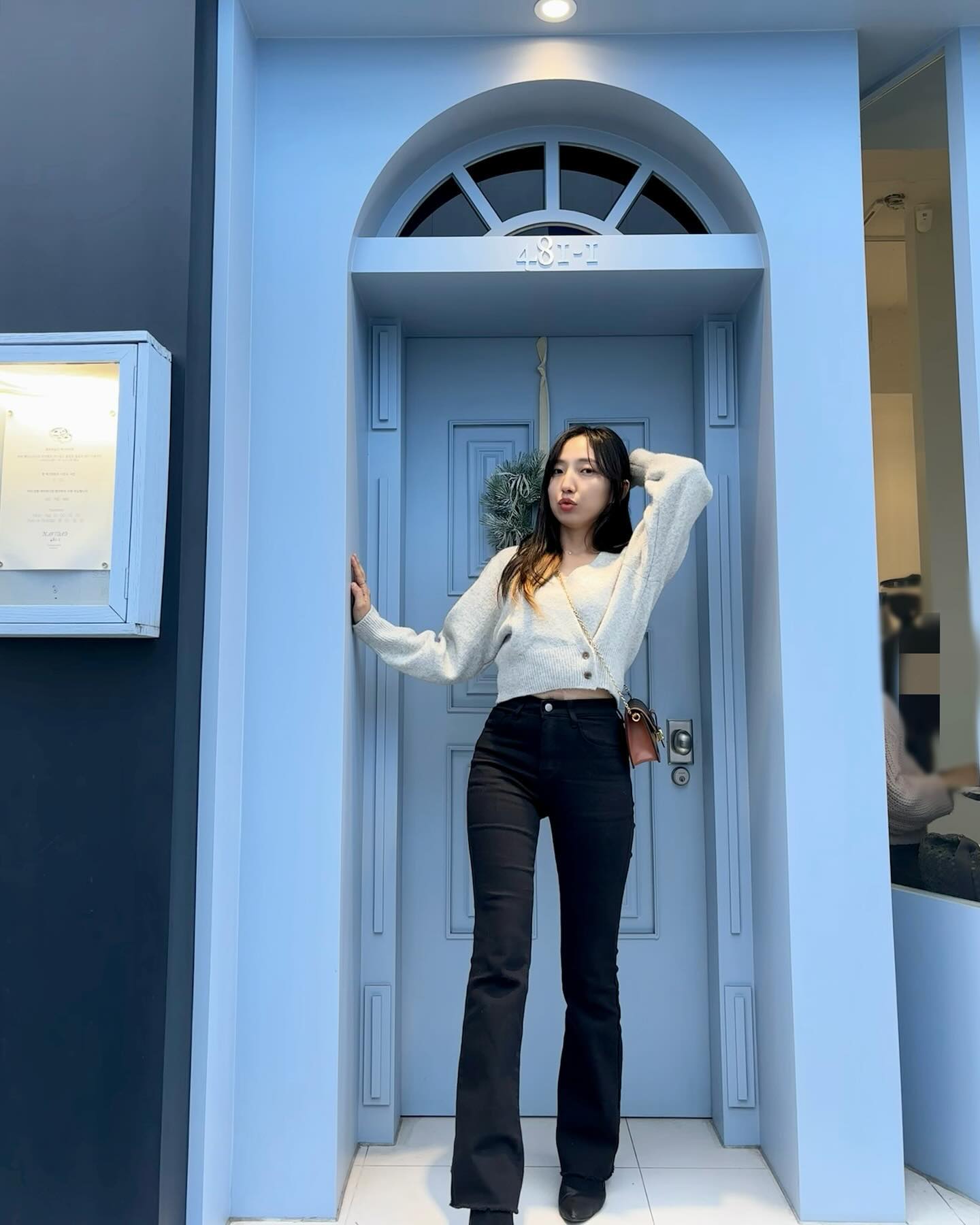 카페 문색상 맘에들엉!!🩵
이번주도 즐거운 카페투어 ~!!
해뜨면 더 예쁠텐뎅~ 그늘이라 아쉽잖앙😅

1월..... 마음과 정신 모두 깔끔하게 정리하는 달이되면 좋겠어요. (물론 주변정리도 할려구요. ㅎㅎ)
#나비다드481-1 #수성구카페 #만촌동카페 #나비다드 #카페 #카페투어 #ootd #데일리룩 #주말일상 #대구카페 #대구카페추천