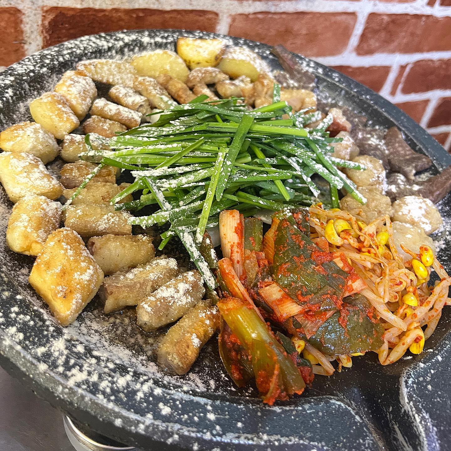 🍴#예삐푸드 #예삐맛집 😋
.
.
.
📍전설의한우소곱창_신중동점
📍경기 부천시 중동로262번길 72
📍모듬곱창 2인 (1인23,000원)
.
.
.
.
신중동에 10년째 자리잡꼬있는 전설의한우소곱창 ~_~ 
가게는 아담하지만 항상 손님이 가득하당 
곱창집 가면 모듬 시키는게 국룰....
🔥곱창은 역시 건강에 좋아요~~~🔥(정신건강)
근데 뒤에 헬스인같은 남자셋이와서 오자마자 대창 8인분 시키는거보고 멋있었다.....👍🏻 
나도 다여트만 아니였다면 대창파티 참석인데 아쉽다^^ ㅋㅋㅋㅋ
아무튼 곱창엔 무족껀 쏘맥 🍻🍻
.
.
.
.
 #전설의한우소곱창 #신중동맛집 #신중동곱창맛집 #신중동곱창 #전설의한우곱창 #부천곱창맛집 #신중동역맛집 #신중동역곱창