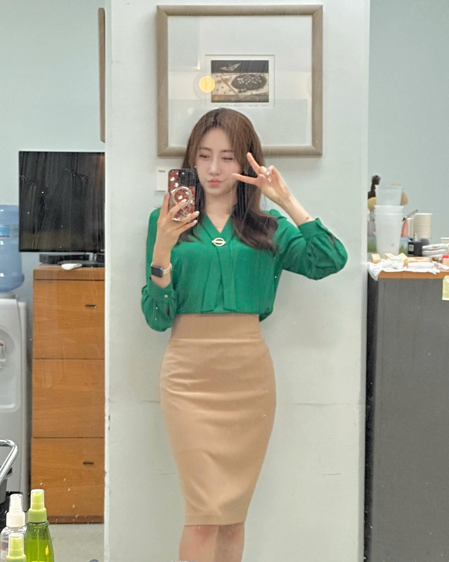 #스승의날 #선생님룩
#클로징멘트
‘언제까지나 제자로만 머물러 있음은 
스승에 대한 좋은 보답이 아니다.’
(One repays a teacher badly 
if one always remains 
nothing but a pupil.) -니체-

스스로 누군가에게 가르침을 줄 수 있는 
경지에 다다르길 바라며 작성한 클로징

내일은 스승의날이자 부처님오신날😵
다들 금요일같은 화요일 보내세요🩵

#오늘 #선재보는날🩵 #선재업고튀어