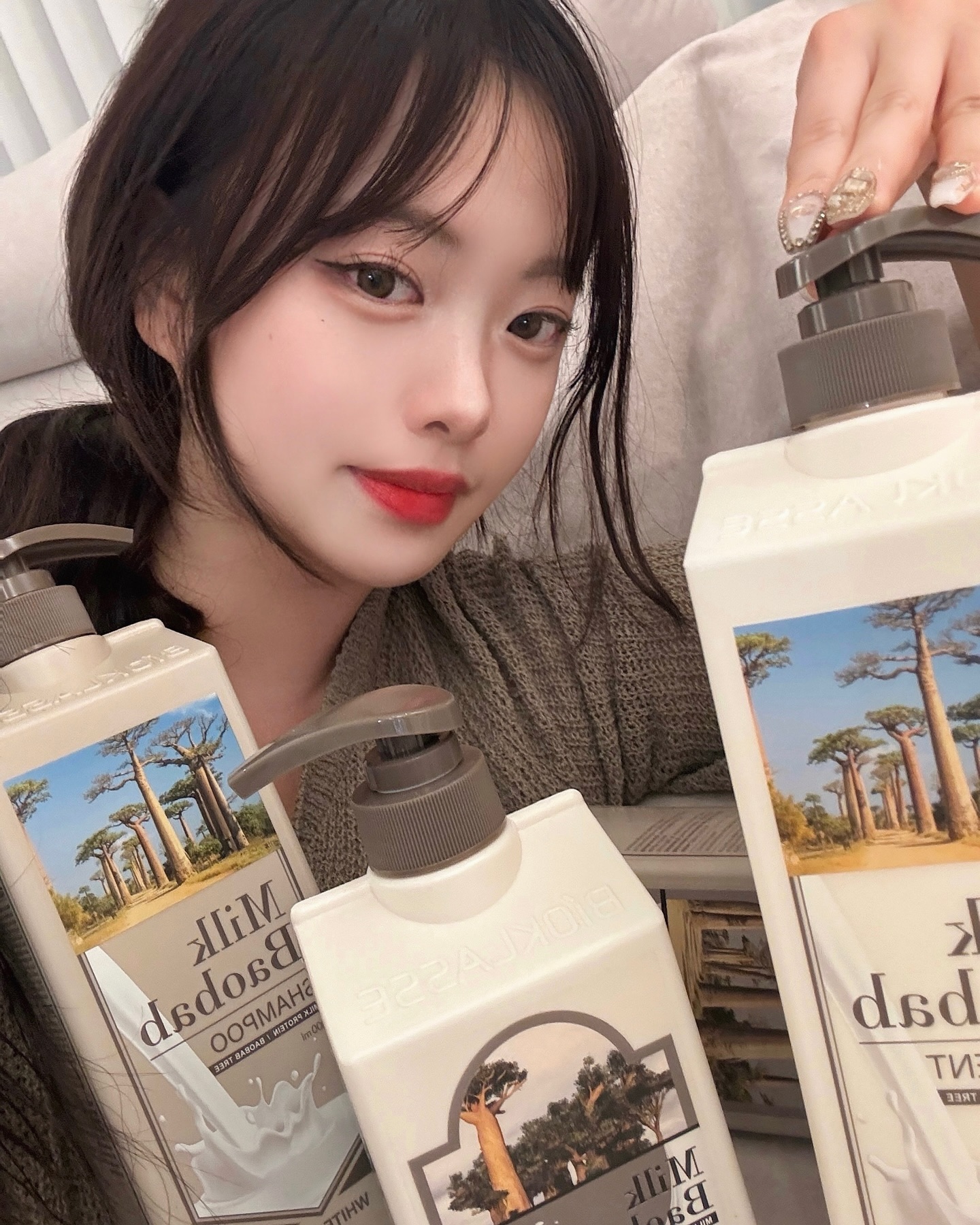 #협찬 
밀크 바오밥 화이트솝 🧴🤎

따뜻한 가을 햇살처럼 포근하게 감싸주는 향기••
맡으면 포근해지는 비누 향에 
지속력도 좋아서 향수 필요 없쟈나 🛀🏽

두피와 모발에 쌓인 노폐물을 
건조함 없이 촉촉한 거품으로 깨끗이 씻어내고 
건조한 피부를 부드럽고 깨끗하게 씻어내줘요

우유 단백질과 바오밥나무씨 성분이 
수분과 영양을 공급해줘서 
피부 진정 및 부드러운 결 케어도 가능하지요 🤍

환절기엔 피부가 더 건조해지니까 촉촉한 제품 필수 !

🏷️milkbaobab_official
밀크바오밥 공식 인스타그램에서 매월 다양한 이벤트 진행 중! 
이벤트 참여시 밀크바오밥 본품 증정중이에요 🪄

#밀크바오밥 #milkbaobab #오늘의_밀크바오밥 #화이트솝 #밀크바오밥샴푸 #향기좋은샴푸 #대용량샴푸 #향좋은샴푸추천 #트리트먼트추천 #밀크바오밥바디워시 #향좋은바디워시추천 #바디워시추천 #대용량바디워시 #밀크바오밥바디로션 #향좋은바디로션추천 #환절기바디케어 #환절기 #바디케어 #환절기피부관리 #보습로션추천