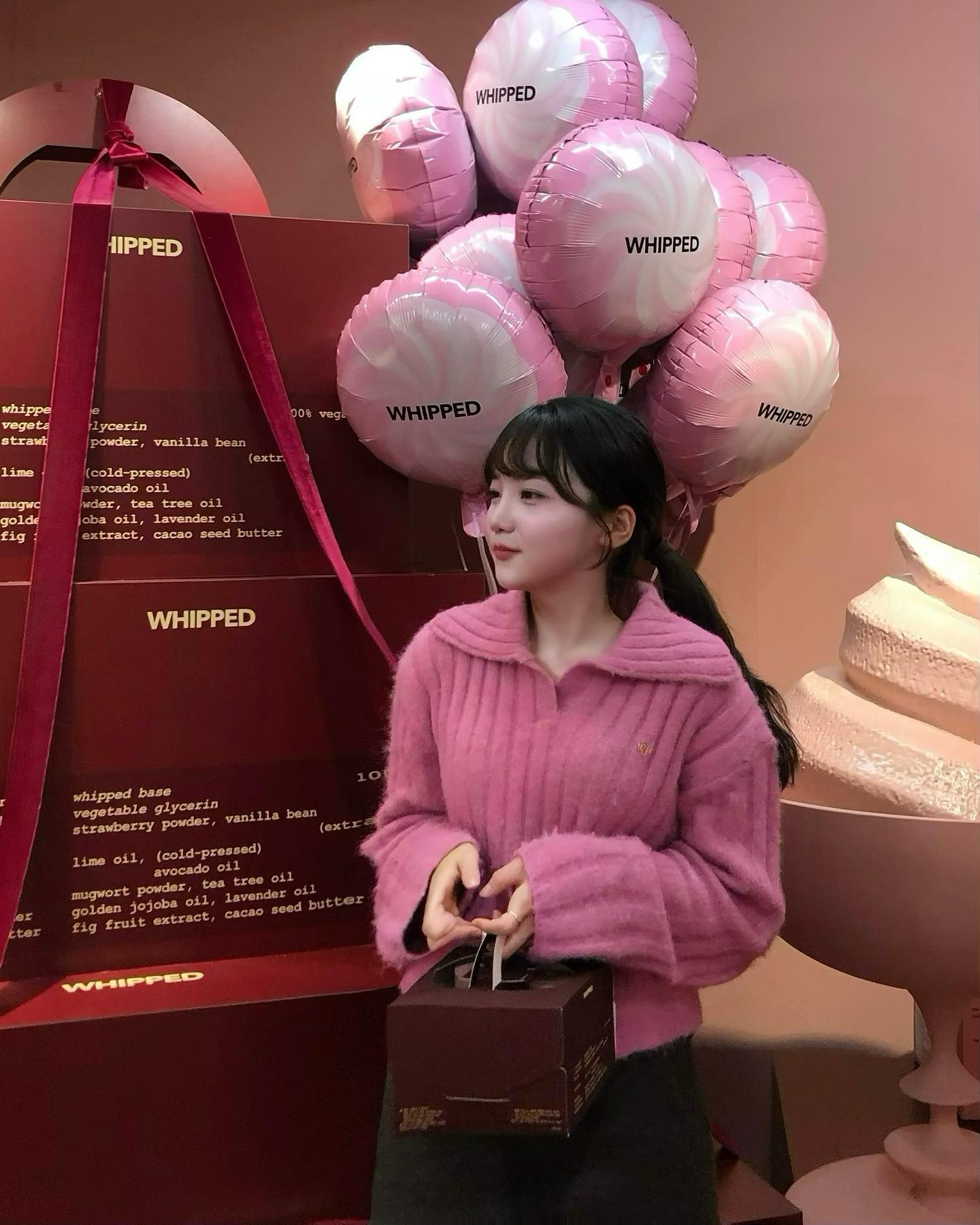 #휩드서포터즈 🧁❤️

카카오톡 선물하기에서 1위 브랜드 whipped._official 가
성수에서 첫번째 체험형 팝업스토어를 진행하구 있어요❤️✨
“Holiday Party with WHIPPED”!🧁💫🍦🎂 
컨셉은 베이커리 컨셉!🧁🍦🎂 휩드의 제품이 사용된 베이커리 모형부터, 휘핑존, 기프트존, 포토존 까지!

아쉽게도 나만의 휩드 만들기 체험은 전부 마감이라구 합니댜🥹🥲 반응이 좋은 만큼 휩드에서 다음에 또 요런 체험을 열어줄 수도 있지 않을까요?! 🫢 gift X 체험은 마감됐지만 체험을 제외한 나머지 휘핑존, 기프트존 , 포토존은 예약제가 아닌 웨이팅으로 운영되고 있어서 누구나 참여가 가능해요!

원하는 클렌저 공병에 짜기, 럭키드로우 뽑기, 각종 포토존, 제품 구매까지 모두 요 성수 팝업스토어에서 가능합니댜🎈❤️
베이커리 컨셉이라 아기자기하게 꾸며져 있어서 인생샷도 건질 수 있어효 🎂🍦 포토존 몇개 뽑아서 예시로 찍었으니 참고해주세요💫 ! 

럭키드로우 1등이 무려 한정판 홀리데이 세트 🫢🎄❤️✨ 
포토존에서 사진도 찍고 각종 선물도 받아가세요💟

#성수팝업 #휩드팝업스토어 #휩드홀리데이팝업 
#럭키드로우#팝업추천