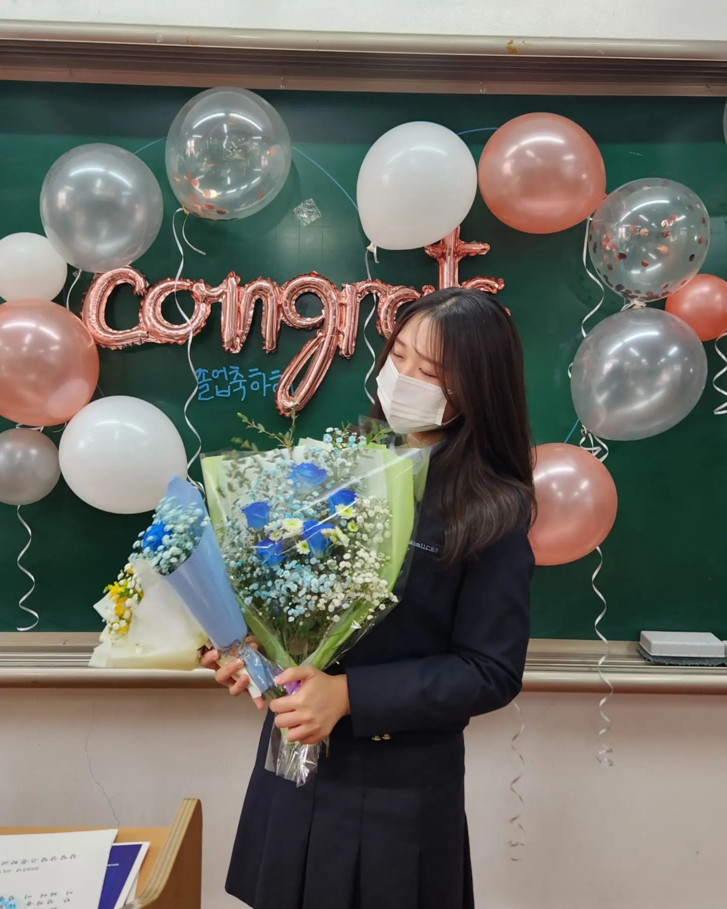 Graduation🎓

꽃 들고 졸업식 와준 가족, 후배, 선배 정말 고맙고 사랑행
양손 가득 꽃 들고 정든 고등학교와의 마지막을 행복하게 마무리 할 수 있었어😍