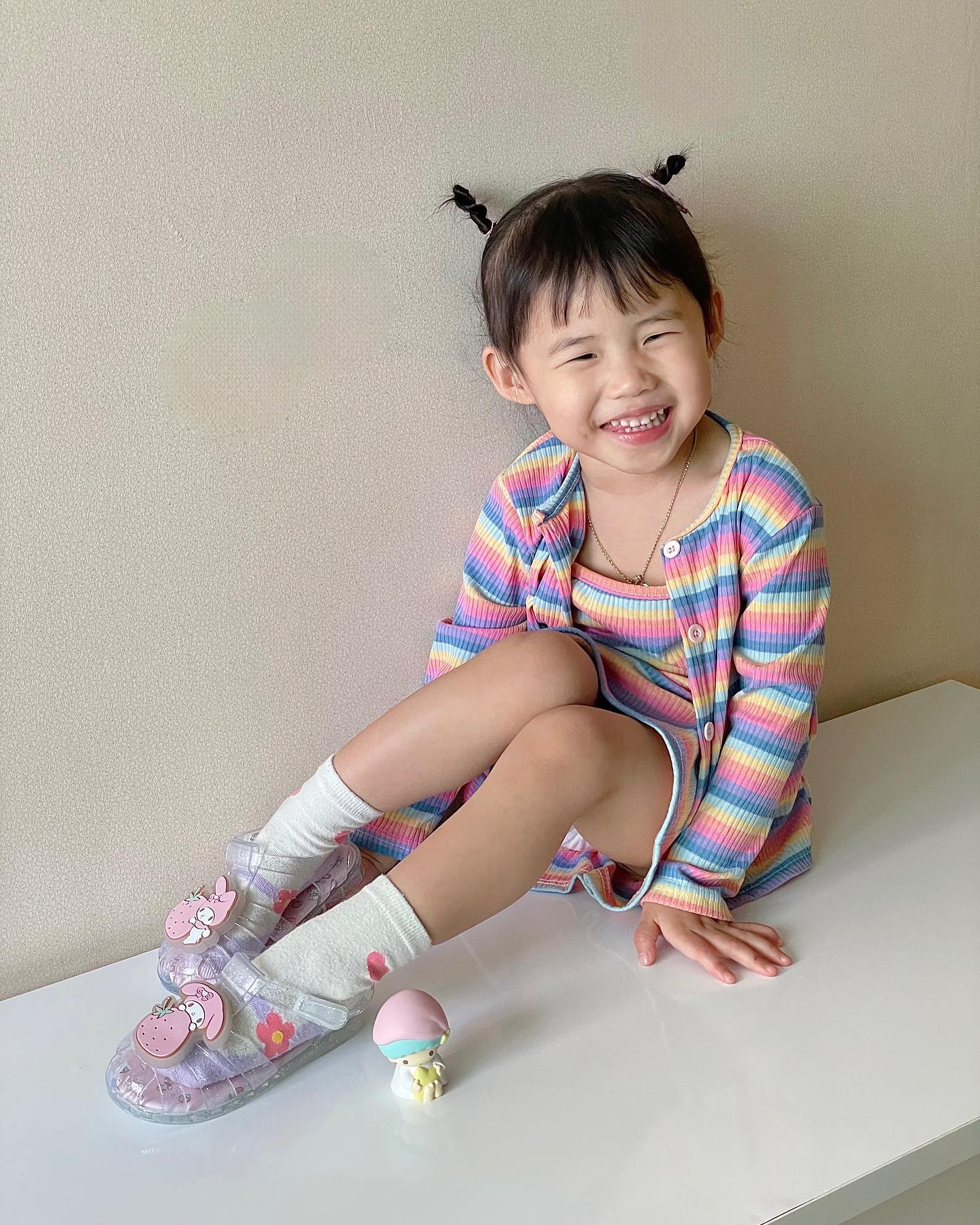 #광고 kidikidi_kr shoopen.kids_official 

서아가 여름을 기다리는 2U
산리오 피셔맨 젤리 샌들을 얼른 신고 싶어서❣️

여름에 손이 자주 가는 젤리 샌들:)
벨크로 찍찍이 타입이라 
어린아이들도 쉽게 신고 벗을 수 있고
요즘 아이들이 좋아하는 캐릭터인 
마이멜로디와 쿠로미 디자인으로 나왔어요❣️

마이멜로디와 쿠로미에서 
반짝반짝 라이팅 불빛이 들어오고
여름에 신으면 더욱 빛 날 글리터 컬러감까지 완벽✨

🔖키디키디X슈펜키즈 산리오 콜라보 기획전 
➿04.15(월) 오픈 예정
➿산리오 썸머템 구매 시 3,000원 할인쿠폰 지급
(3만 원 이상 구매 시 사용 가능)
➿산리오 썸머템 4만 원 이상 구매자 사은품 
(산리오 랜덤 피규어 증정 / 선착순 100명)

🏷키디키디 kidikidi_kr 
👧🏻서아 발실측 15cm / 160size 착용 
(여유 낙낙 정사이즈 추천드려요)

#키디키디 #kidikidi #키디크루 #슈펜 #슈펜키즈 #슈펜x산리오 
#산리오젤리샌들 #산리오피셔맨 #산리오샌들 #산리오라이팅샌들 
#쿠로미샌들 #마이멜로디샌들 #여아샌들 #여름샌들 #여아템