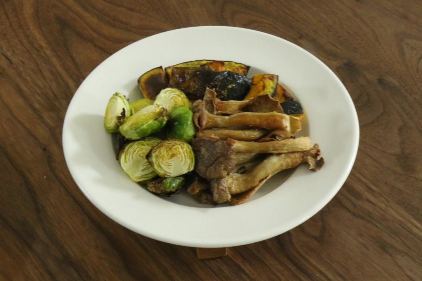 가정식의 다이어트 식사

살을 빼고싶단 생각이 강하게 드는 요즘 , 저녁한끼는 가볍게 먹으려고 노력한지 3일째에요.

차리다보니 욕심 가득한 접시가 되었네요 🤣
저 다이어트 성공할 수 있겠죠?

#방울양배추
#머쉬마루버섯
#그릴드단호박
#보코치니
#대추방울토마토
#훈제란
#다이어트식단
#다이어트식사
#집밥스타그램