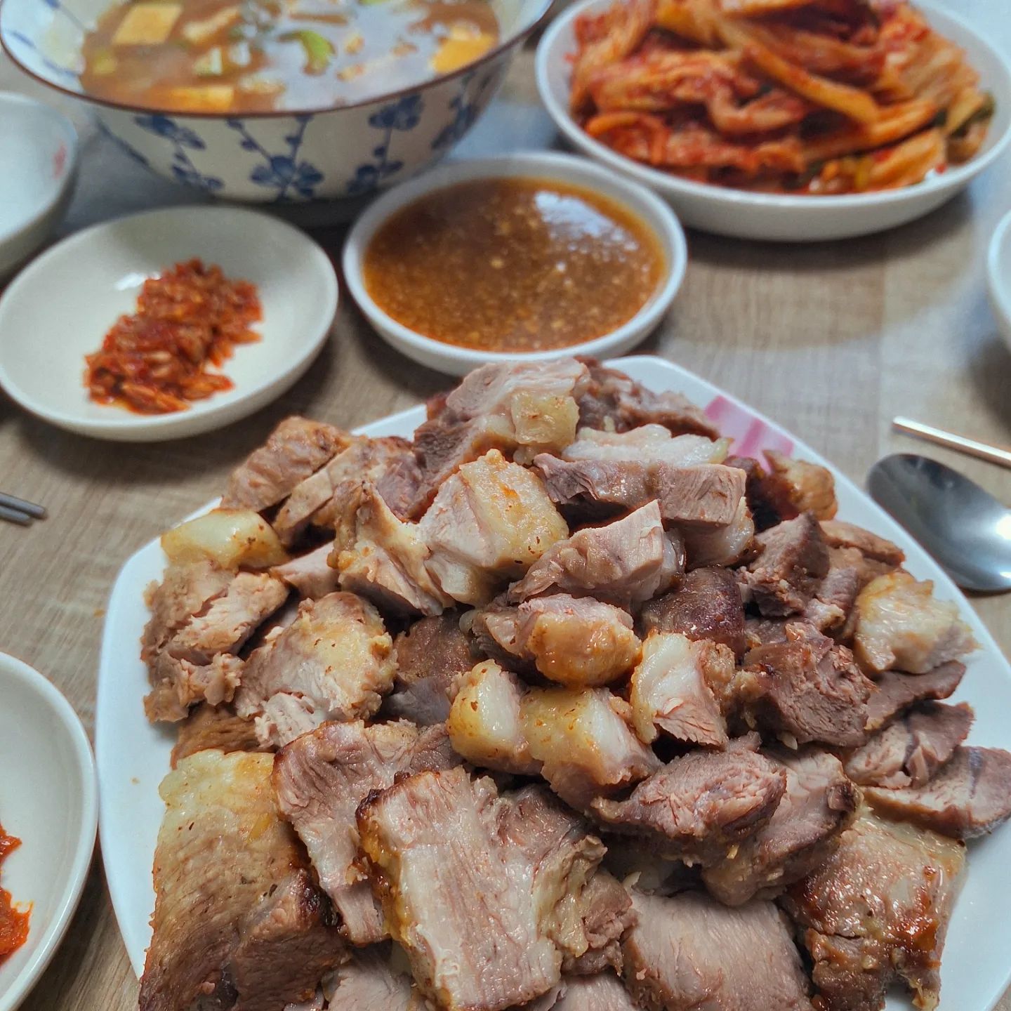 #오늘저녁 #오늘뭐먹지
#수육 #마늘수육 #편스토랑 

#어남선생레시피 는 정말이지 최고인듯
맨날 삶는 수육만 해먹다가
앞다리살 덩어리 사다가 
굽듯이 튀기듯이 물없이 수육삶아보앗는데
맛있다~~~ 겉바속촉

매일 
오늘 뭐먹지가 넘나 힘든 #집밥김여사 
그럼 이만 주부 퇴근.... 

#좋아요 #일상 #소통 #댓글  #데일리 #팔로우
