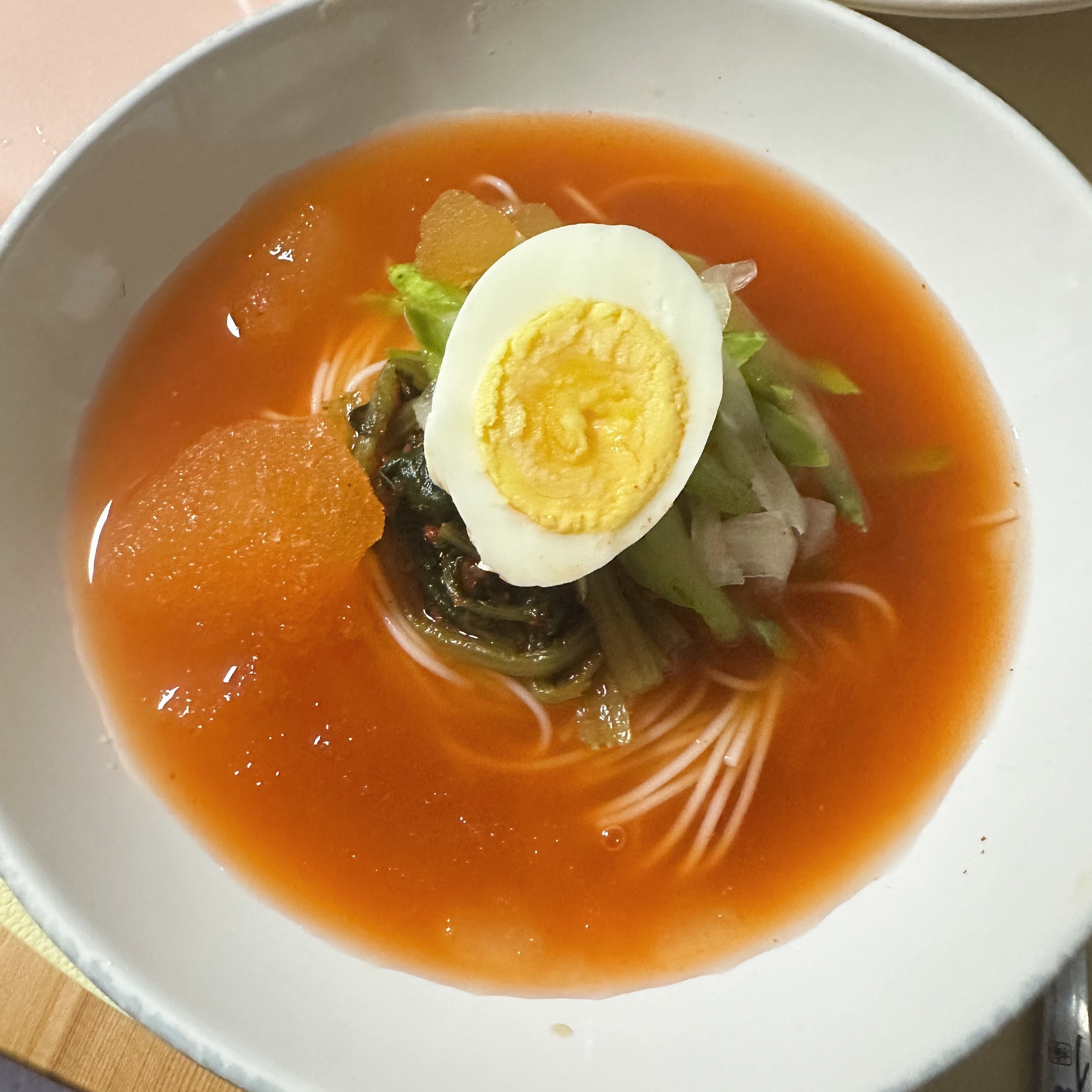 요 며칠 너어어어무 더워요😱😱

며칠전 저녁에 신랑이랑 산책하다가 
동네 마트서 냉면 육수를 엄청 할인 하길래 냉큼 사서 
얼마 안남은 시어머니표 열무김치 싹싹 모아서
열무김치 냉국수🤤

신랑은 국수 다 먹고 물회마냥 육수에 밥 말아서 싹싹 클리어✌️

내일부터 비오고 습하다해서 걱정 또 걱정이에요
인친님들 다들 더운데 건강 챙기셔요🫶