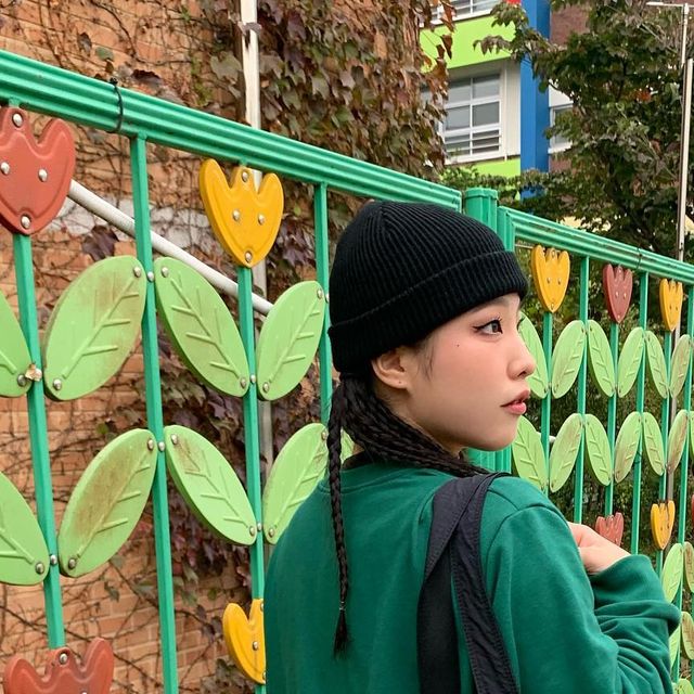 Sean | 정시현 on Instagram: "#광고 우와 초록초록 너무 귀엽잖아💚 가을 필수템 맨투맨!! 고품질 원단과 더블 후가공으로 옷의 변형도 없고, 디자인도 너무나 깔끔 그자체✨ (자사에