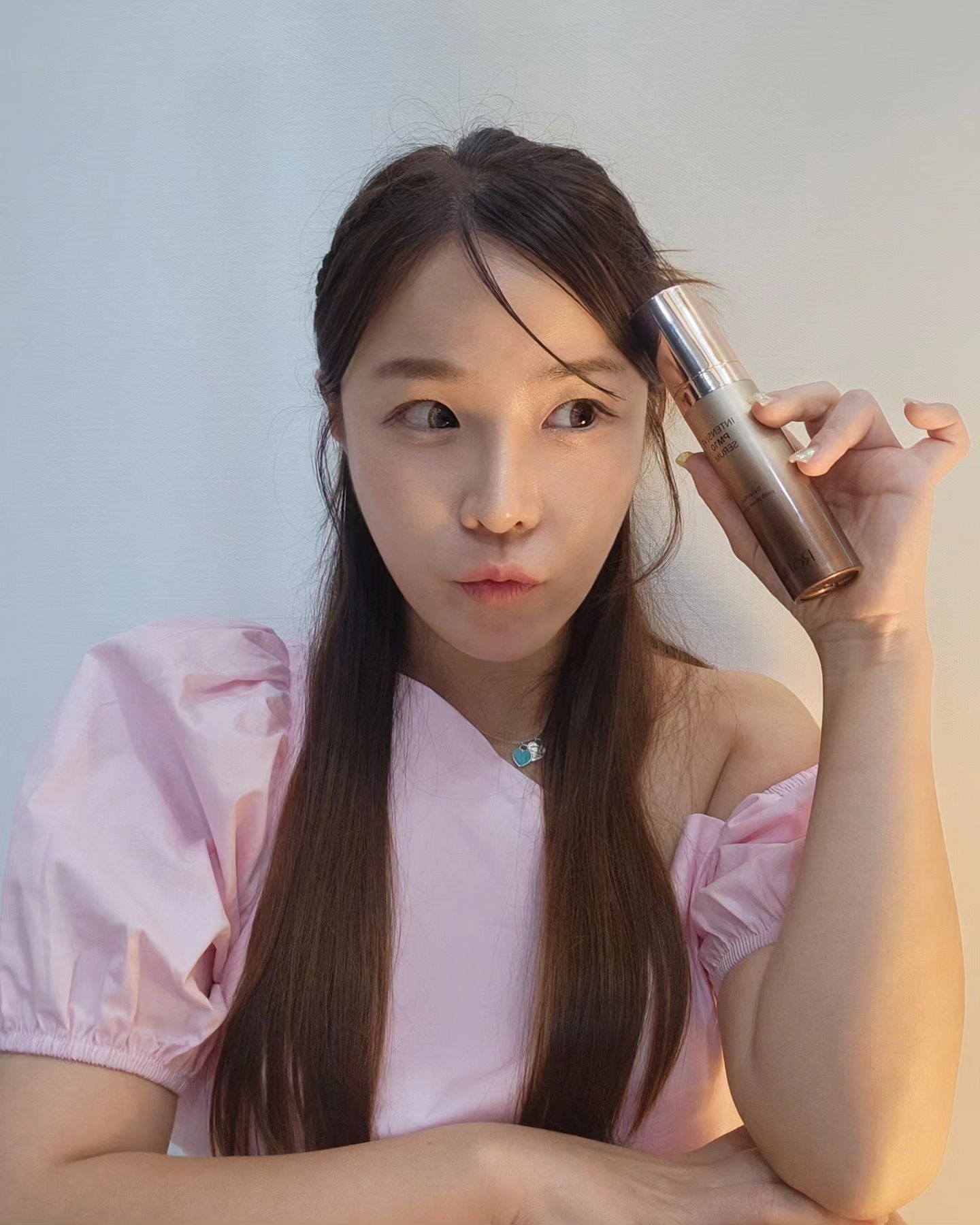 #협찬
여러분들은 환절기 피부관리 어떻게 하세용? 저는 특히나 여름에서 가을로 넘어갈 때 확 피부컨디션이 
떨어지고 건조해지더라구요! 그래서 메컵할때도 쉽게 들뜨고 주름까지 부각..거기에 여름내 더 진해진 잡티까지.. 전반적인 안티에이징관리가 필요하겠다 싶더라구요ㅠ.ㅠ
그래서 추천받은
라프텔 인텐시브pm10💕 

기본에 충실한 얼리안티에이징 
브랜드 라프텔! 인텐시브pm10

✨️식물성 비건아미노산으로 피부전체 콜라겐생성 도움 
✨️고함량 히알루론산이 피부속까지 촉촉한 수분감 전달! 
✨️2주간 임상실험 결과 피부보습80.5%의 개선율 입증

확실히 제형자체가 쫀쫀하면서 부드럽게 싸악 스며들어 발림성이 좋다보니 계속 손이 가더라구요🩷
이전보다 메컵도 잘 먹고 탄력이 생겨서 계속 꾸준히 사용하는
요즘 애정템이에요🧚‍♀️

라프텔로 가을에도 모두 피부미인되세용👸

#라프텔#나이트세럼#세럼추천#비건아미노산#안티에이징#뷰티쇼호스트#쇼호스트현아#뷰티#피부관리#뷰티모델