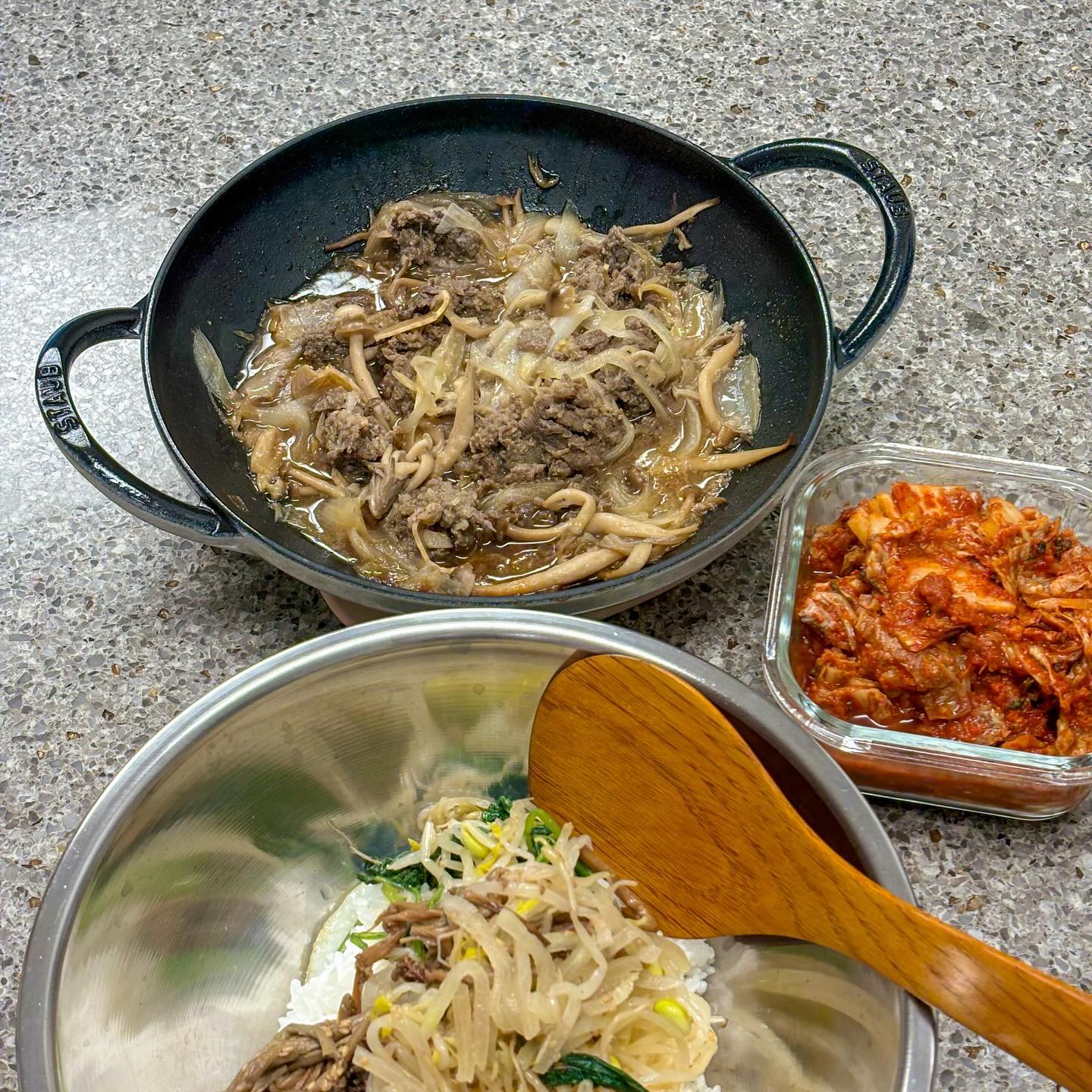 나물 처리는 비빔밥이 체고지 !
거기에 소불고기까지 있음 금상첨화지 👍🏻

🥄비빔밥&소불고기
🥄후식은 딸기 🍓

#신혼밥상 #신혼살림 #럽스타그램 #신혼스타그램 #밥상스타그램 #집밥 #비빔밥 #스타우브 #실리팟 #소불고기 #딸기