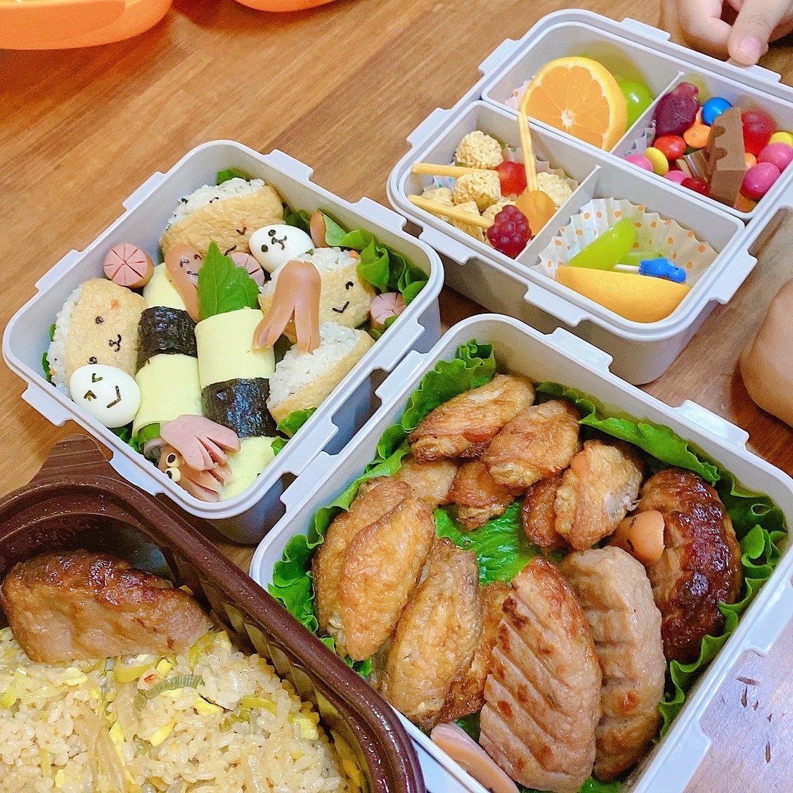 #가을소풍도시락 

우리 아드님 기 살려주려고 만들어 본 도시락🍱

도시락 뚜껑 열자마자
“우와~~ 엄마 사랑해~”
ㅋㅋㅋㅋㅋㅋㅋㅋㅋㅋ

우리 아들 기 살리기 성공?

점심 먹는 내내 얄밉게 친구들한테 자랑질

“이것봐라~내 소세지는 눈도 있다?”
“메추리알도 눈 있어!!!너도 하나 줄까?”
“XX아~이거(유부초밥) 얼굴이 빨개~“

하지만..

내 눈깔 빠질 위험을 무릅쓰고 붙인 메추리알 눈깔을 우리 아들은 쏙쏙 떼버리고 먹네?ㅠ

엄마가 어떻게 붙인 눈인데??!!!😭

다음엔 그냥 김밥 한줄 사먹는걸로…?
또 다시 이 짓하고 싶지 않음ㅋㅋㅋ

#어린이집가을소풍 #어린이집도시락 #나들이도시락 #엄마표도시락 #도시락싸기 #소풍도시락 
#하율남매일상 #인천맘 #주안맘
#선팔 #맞팔 #선팔맞팔 #선팔환영 #선팔하면맞팔 #팔로워늘리기 #소통 #인친 #육아소통