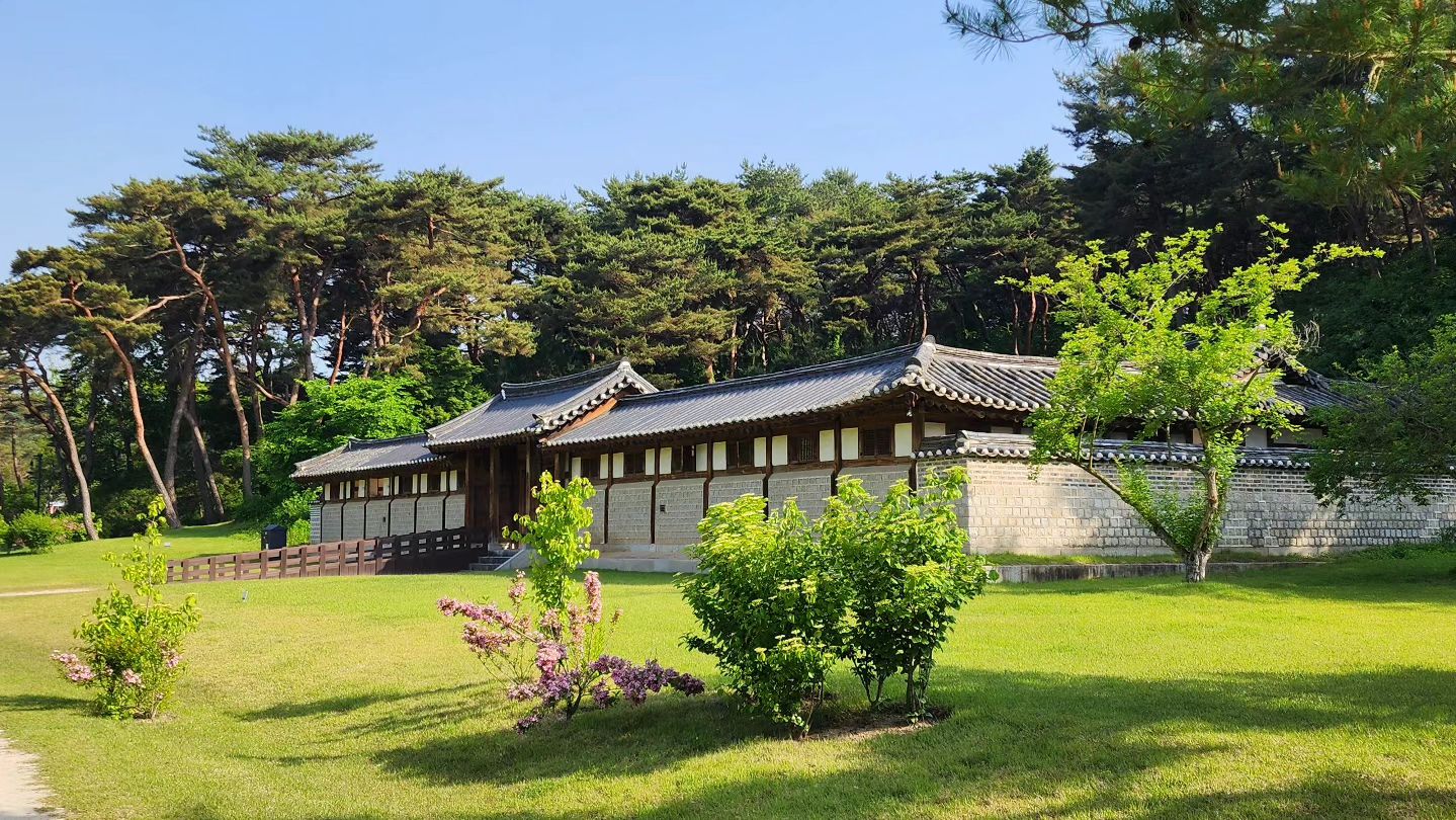 15일 #세종대왕숭모제전 다녀오면서 찍은 영릉 사진 
숭모제전이 있는 날 영릉은 무료개방된다 
세종의 영릉과 더 오르면 효종의 영릉이 함께 조성된 곳이다 
점점 더 가족들이 들리기 좋게 변화하는 듯하다 

#여주영릉
#여주세종대왕릉
#여주효종대왕릉 
#해시계
#측우기
#세종대왕업적