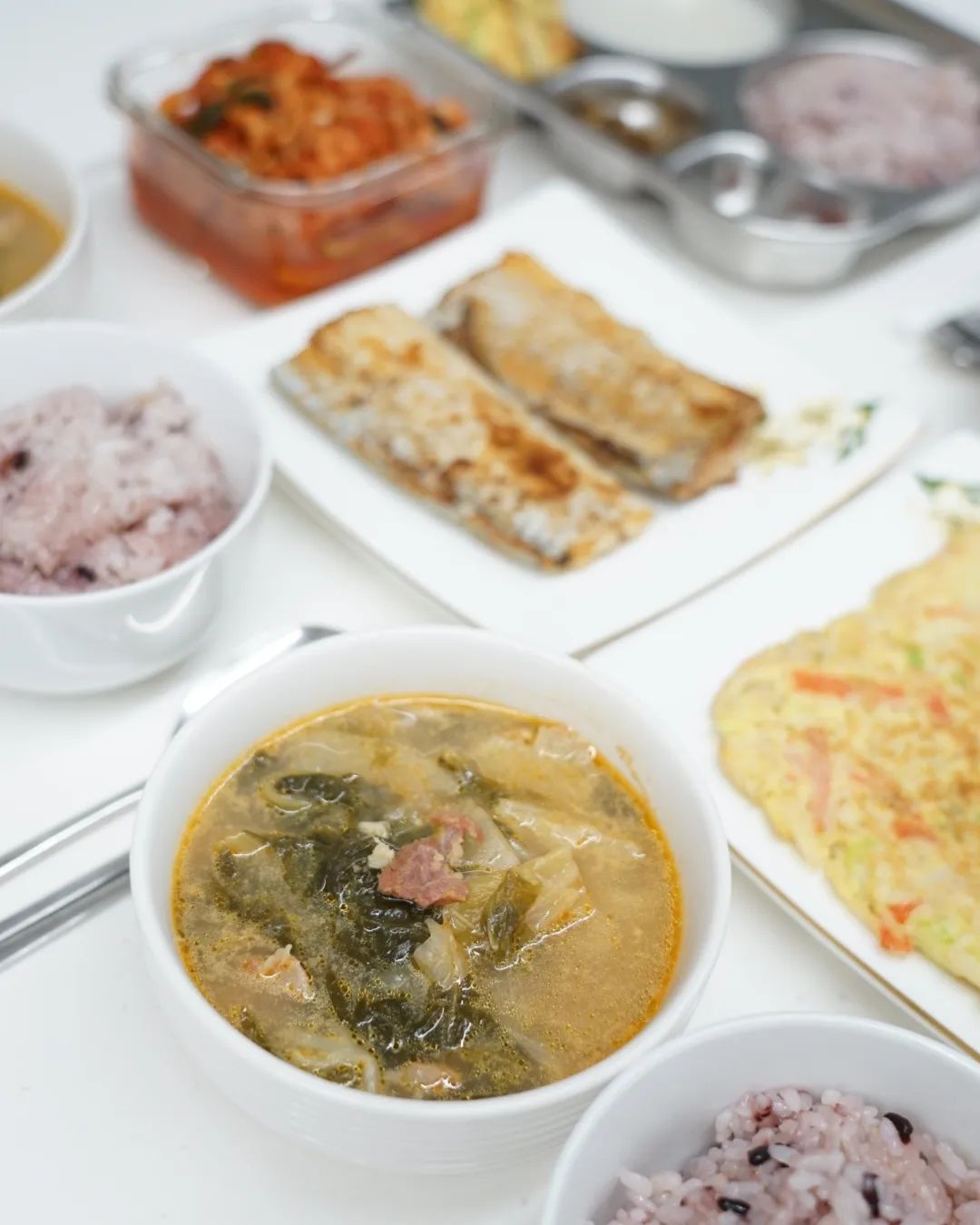 #협찬 

추운날 생각나는 뜨끈한 국 한그릇🫶
매번 끓이기 어렵다면? 맛집 메뉴를 그대로 식탁위로 올리는 것도 방법이죠?!!! 

부산 대표맛집! 우거지탕 맛집 [ 초원농원 ] 우거지탕을 집에서도 맛볼 수 있었는데요,
우거지탕이 이렇게 맛있을일인가요?? 
국물의 진하고 구수함에 야들야들 우거지까지!
왜 하루에 1천그릇씩 팔린다는지 알겠더라구요!! 🤗🤗 

아이들은 한우곰국으로!
엄마아빠는 우거지탕으로! 

온가족이 뜨끈한 국밥 한그릇 완밥, 완국 했답니다 
반찬이 따로 필요없네용~♡ 

부산여행 가면 우거지탕 먹으러 초원농원 꼭 가볼꺼에용🤩 

kukjefood_official
#국제식품 #즉석국 #즉석탕 #간편식 #간편조리식 #우거지탕 #한우곰국 #사골국물 #초원농원