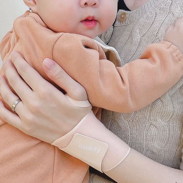 채하둥이맘 on Instagram‎: "#광고#프지마#마른파이브 출산 후 꼭 필요한 손목보호대 정말 아기낳고 뼈가 시리다는 말을 알게되었어요 ·ࡇ· 시간이 흐르고 아기가 커가면서 회복이 좀 되나 싶