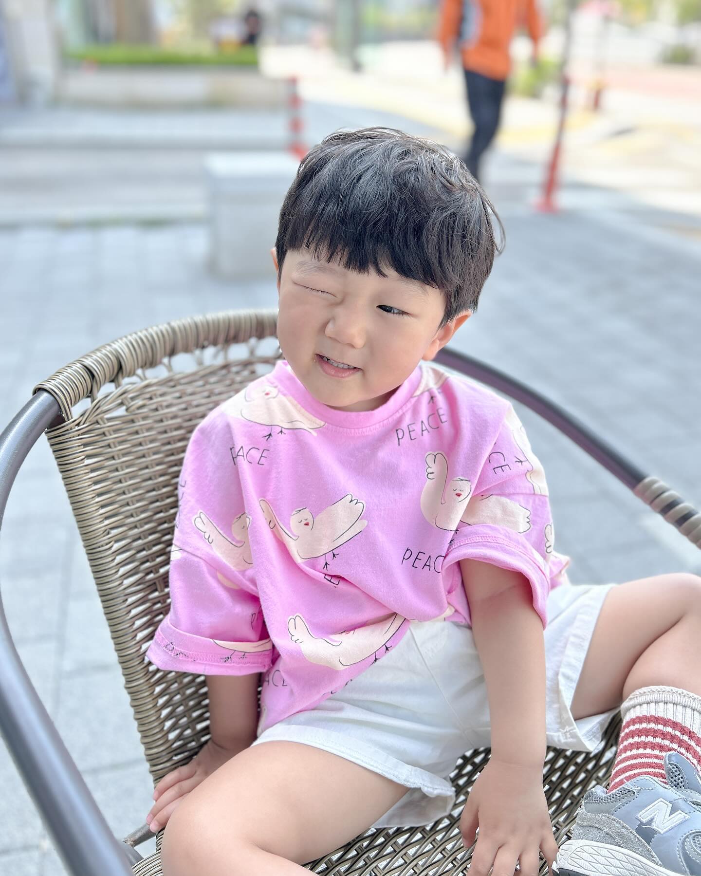 킥보드 타러 나온지 10분만에 카페💦
이게 목적은 아니겠지 ㅋㅋㅋ😆

살짝 오버한 핏감도 예쁘군 역시💕

#여름시작 #젤리멜로 #젤리멜로24ss #윙크심쿵😘