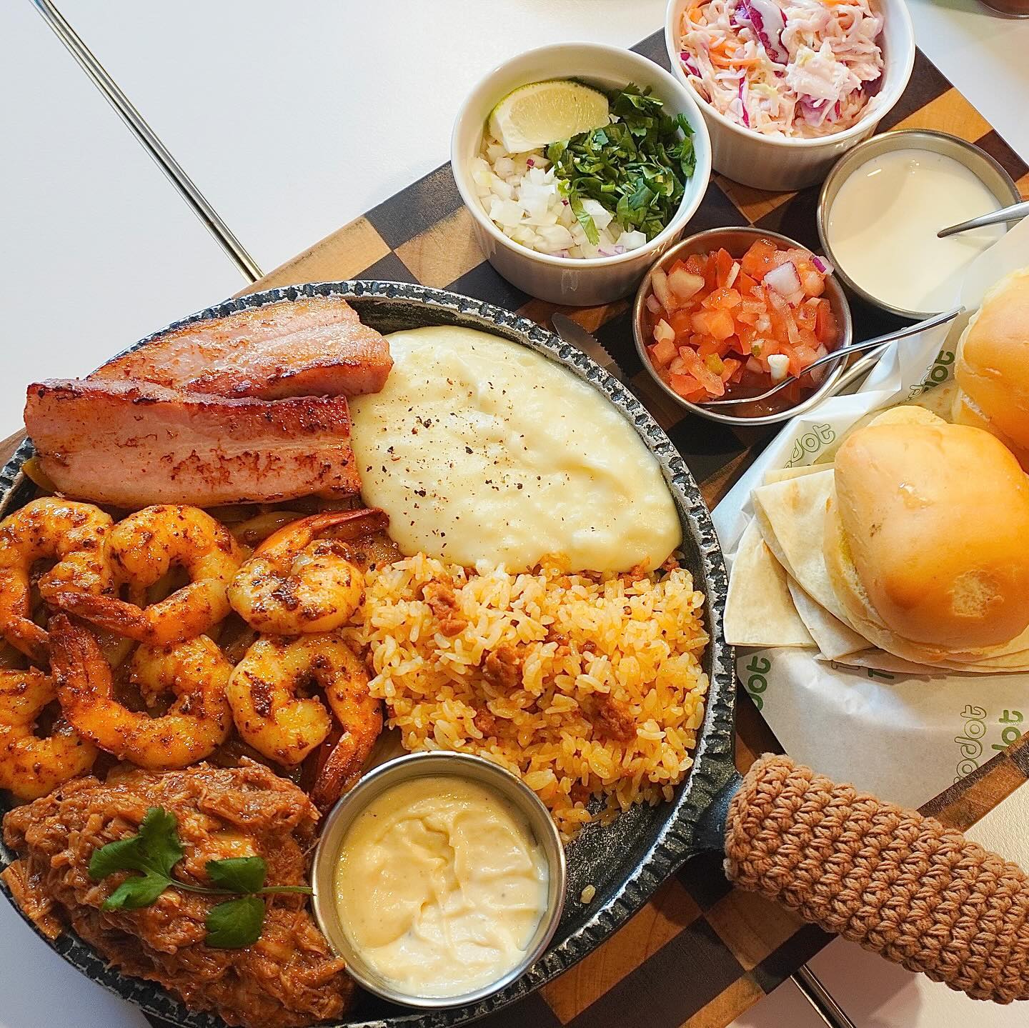 또 가고 싶은 망원의 타코집❤️
파히타플래터를 시켜서 먹었는데
먹는 내내 진짜 맛있다며 극찬퍼레이드👏🏻
폴드포크, 새우, 수제베이컨 세가지 전부
자극적이었지만 모닝빵,또띠아에 싸먹으니
조화가 장난아니게 꿀맛이더라고요☺️
매쉬포테이토도 대박이고, 갈릭볶음밥까지
맛 없는게 없었던 가게였어요.. 계속 생각나🫠
멀지만 다음에 꼭 다시 가볼거에요

👉🏻파히타플래터 38,000

#타코닷#망원맛집#망원동맛집#망원역맛집#망원내돈내산#타코#수제베이컨#베이컨#새우#폴드포크#망원타코닷#먹팔#맞팔#먹스타그램