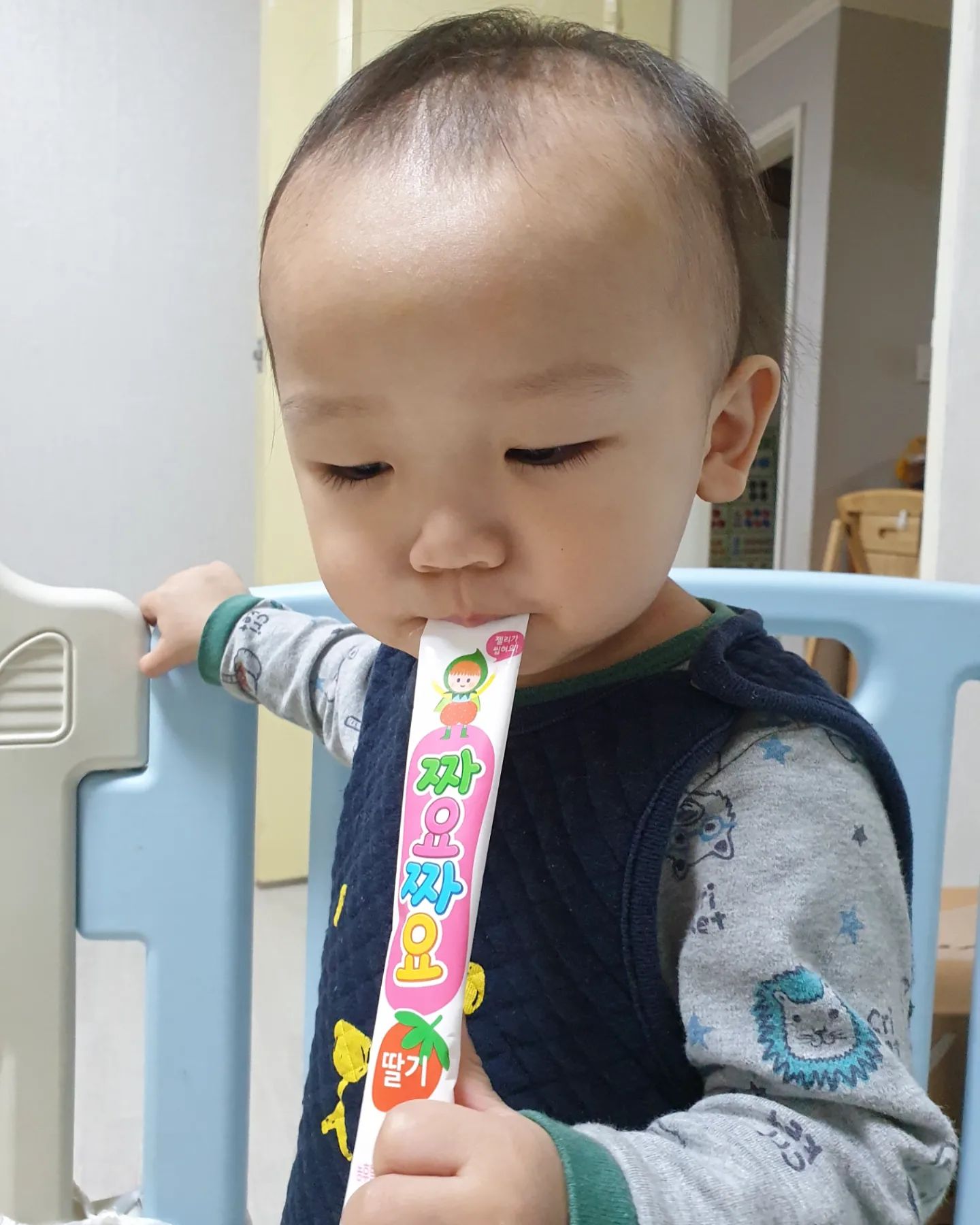 짜요짜요를 조아하는 또워니🍓
나중에 보니 손에짜서 드시고계심🤦‍♀️
볼에 소유리가 꽃💮타투 스티커붙여준거 넘모귀요움🙆‍♀️🥰

#귀여운내새꾸❤️#이쁜아들램😍