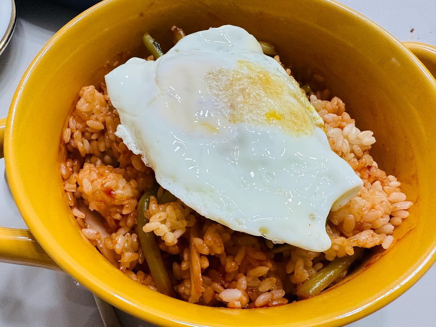 개인적으로 제일 좋아하는 열무 김치!
요번에는 집안에 대소사가 많아서 그런지,
따로 열무 김치는 안담구시는거 같더라구요.

근데 어쩌나(..) 나는 열무김치 쓰윽 넣어 
샥샥 비빈 비빔밥이 먹고 싶은걸?

그래서 이곳저곳 찾다가 김치의 고장에서 만들었다는
정고집 김치를 만나게 되었어요.

모든 재료 100% 우리 농산물로 만드셨다구 해서
그 부분 믿고 구매했는데 어쩜 맛도 좋아><
특히 비빔밥 해먹으니까 을~매나 맛나게요?

한동안 제 주식은 열무 비빔밥이 될 거 같네용!

#정고집김치 #전라도김치 #국내산김치 #김치쇼핑몰 #김치 #김치요리 #김치레시피 #집밥