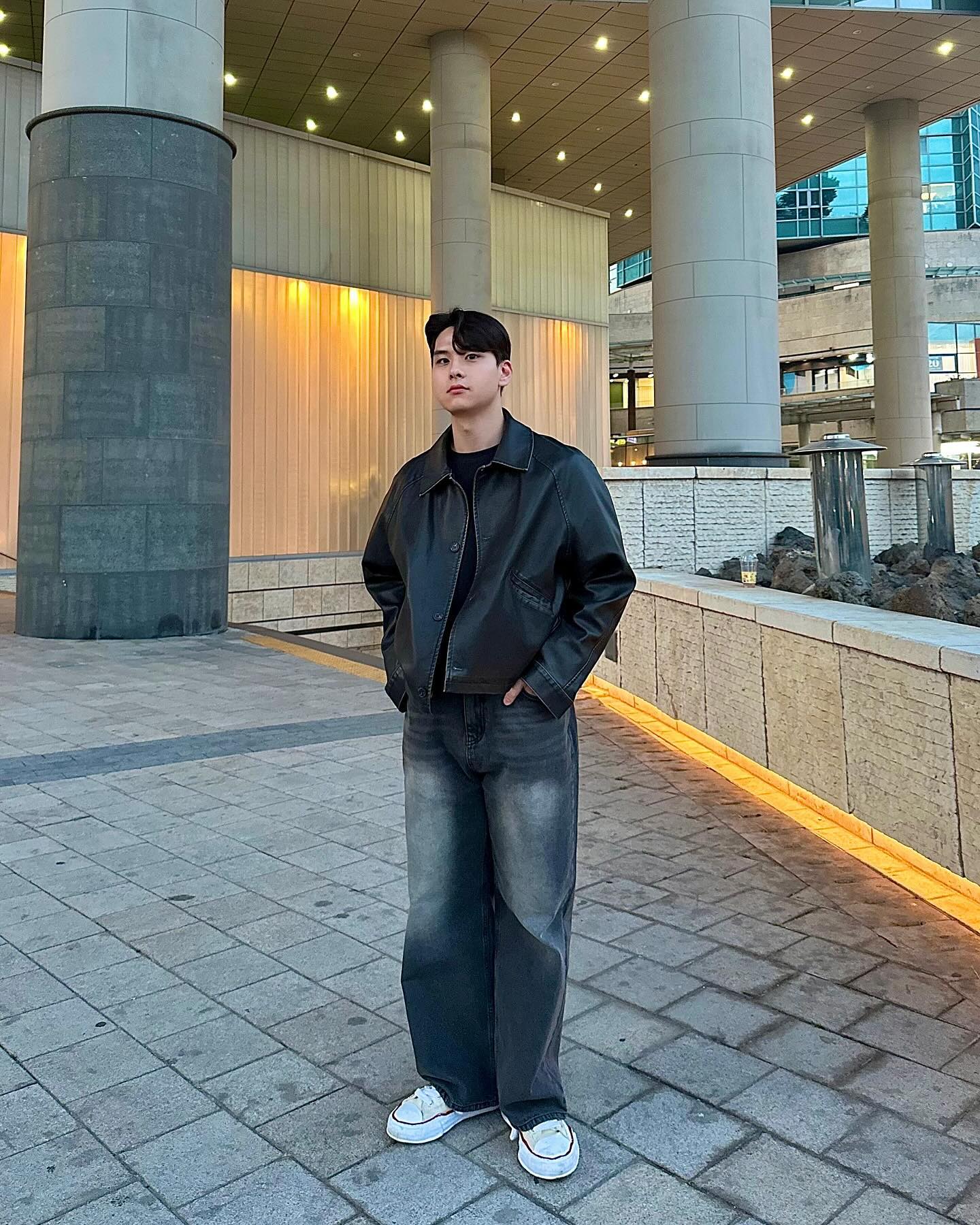 #협찬 #광고 #제품제공

#replyperky #리플라이퍼키
replyperky 에서 “웨어에버 와이드 데님” 을 제공 받았습니다! 

제가 받은 데님은 “SAHARA BLACK”
으로 워싱이 너무 예쁘게 들어간 데님이에요! 

현재 제가 입고있는 데님은 무신사에서 
할인된 가격으로 만나보실 수 있습니당!! 

워싱 야무지게 들어간 맛도리 데님 찾고싶으시다면 reflyperky 추천드립니당!

#onthelook #리플라이퍼키 #온더룩 #reflyperkybyontl #byontl
#남자코디 #20대남자코디 #미니멀룩 #데일리룩 #남자코디추천 #오오티디 #ootd #dailylook #좋아요