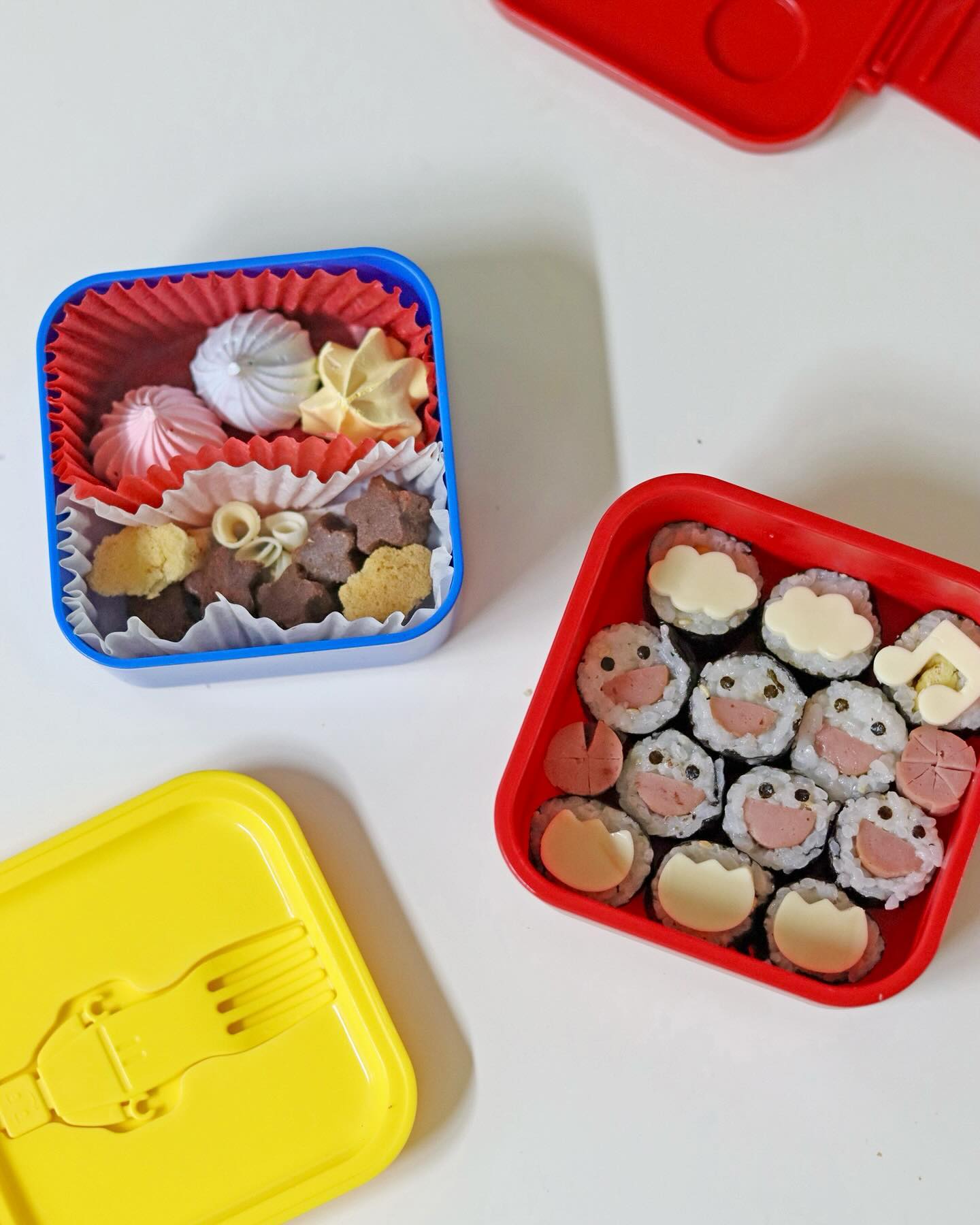 🍓

내가 만든 유하 첫 소풍 도시락❤️

전엔 소풍 때 도시락 통만 보내주래서 편했는데
이번엔 도시락 싸오라고 해서 없는 솜씨로 만든🥹❤️

비앤나 껍질이 혹시 유하 목에 걸릴까 봐
삶어서 껍질도 다 제거한 소시지 김밥이랑
계란 김밥💛

나중엔 더 예뿌게 싸 줄게😘❤️❤️❤️