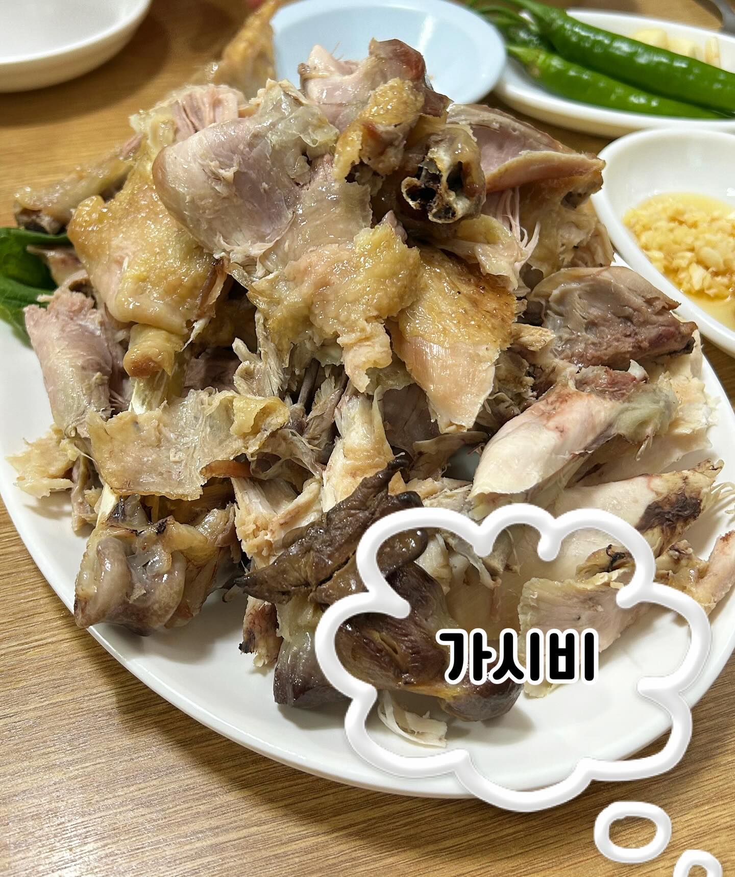 🐽 #쌍촌동 #내방동 #가시비 
 
 찐찐찐 노포술집 가시비 방문 💥

요샌 노포술집이 좋아여,,, 가시비 제삿닭이 맛있대서 먹어보러 갔어용. 딱히 메뉴판은 없고 냉장고보고 주문하면 된다네요 완전 이모카세 !
일단 밑반찬부터 넘 맛있어서 메뉴 나오기전에 다 먹고~ 제삿닭 반마리 주문! 원래 이런 메뉴 안좋아하는데 가시비에서는 입꾹.. 쫄깃하고 맛있어서 같이 나온 밑반찬에 흡입 🤤 
낙지무침은 무침을 좋아하는 저는 새콤달콤 맛있었어요. 먹다가 밑반찬과 낙지무침 넣어서 밥 비비고싶었는데 비벼먹을 수 있게 딱 참기름 주시는 사쟝님,,, 막걸리 사발로 들이키고 왔습니다 🍶

주말은 안여는 예약필수 노포맛집 ♥️

๑ 제삿닭 28,000
๑ 낙지무침 싯가

🐽 #포동광주 #광주맛집 #쌍촌동맛집 #상무지구맛집