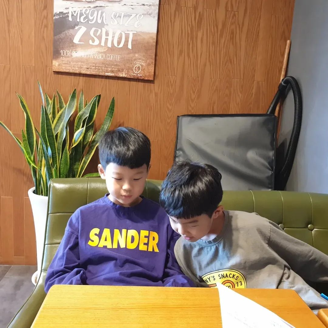 뜬금없는 다정샷
실제는 맨날 싸운다..싸워도 너무 싸운다ㅜㅜ~
내 흰머리가 갈수록 백발이네~