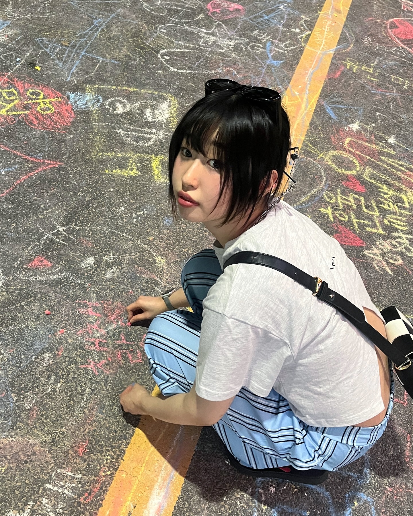 바다 앞, 길바닥에 앉아서 많은 사람들이 대단한 도구도 아니고 분필로 칙칙한 아스팔트 바닥을 도화지 삼아 그림을 그려. 나의 소소하고 잔잔한 하루 마무리가 누구도 신경쓰지 않는 길바닥에 앉아서 그림그리기라 행복했어.
잠깐 어린 시절 꿈을 꾼 기분이었어. 🫠