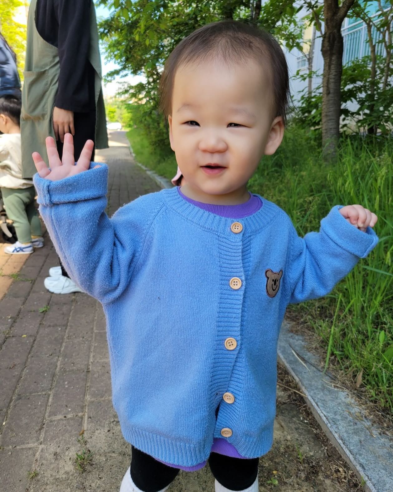 👶🏻+588일🫶

매일 키즈노트 보는 맛에 산다🤍
웃는 얼굴 있으면 기분 째지는건 어쩔수없는 엄마인가봄~
날씨 좋아서 산책도 가고 산책하면서 팝콘도 엄청 먹었다고🤣
집에서는 안주는거 어린이집에서라도 많이 먹어라🤍

#윤서유니#키즈노트#날씨좋은날#산책중#팝콘먹방🍿